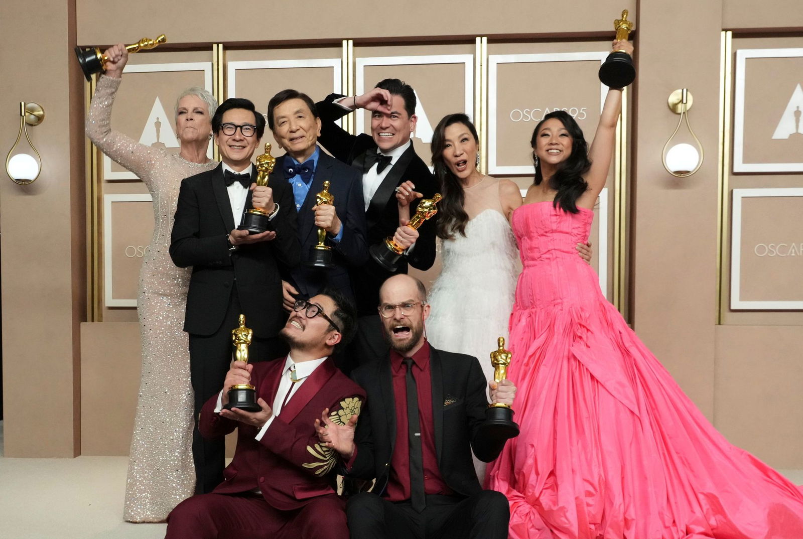 Jamie Lee Curtis (hinten links nach rechts), Ke Huy Quan, James Hong, Jonathan Wang, Michelle Yeoh und Stephanie Hsu sowie Daniel Kwan (vorne links) und Daniel Scheinert, freuten sich 2023 über die Oscars für den Film «Everything Everywhere All at Once»…