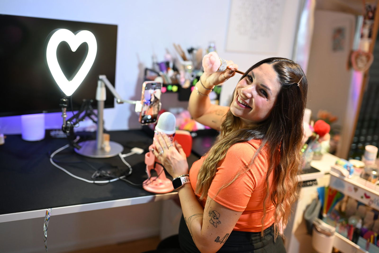 Die 34-Jährige schminkt sich auch vor der Kamera. 