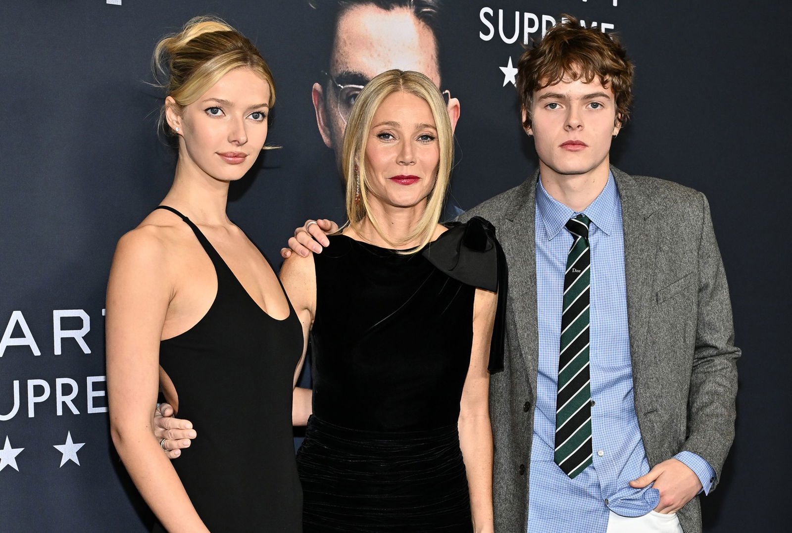 Teenager wollen nicht alles sehen: Gwyneth Paltrow (Mitte) mit Tochter Apple und Sohn Moses. (Archivbild)