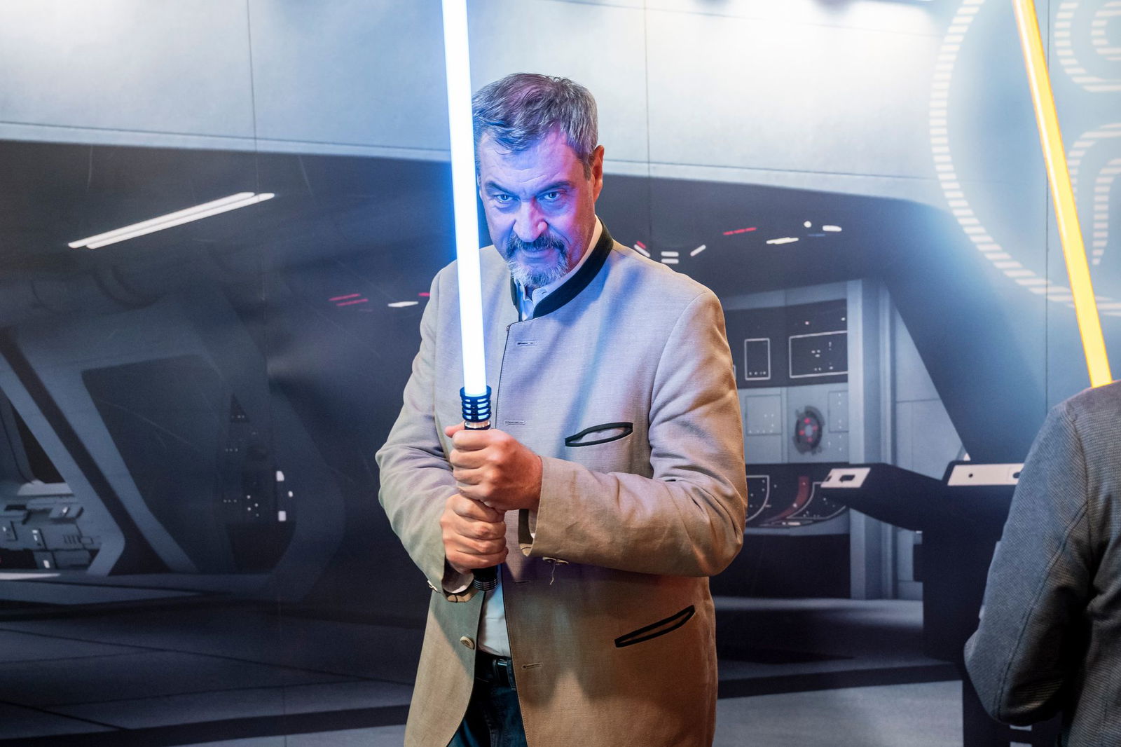 Wohl keine Waffe für den politischen Nahkampf: Markus Söder hält ein Lichtschwert. (Archivbild)