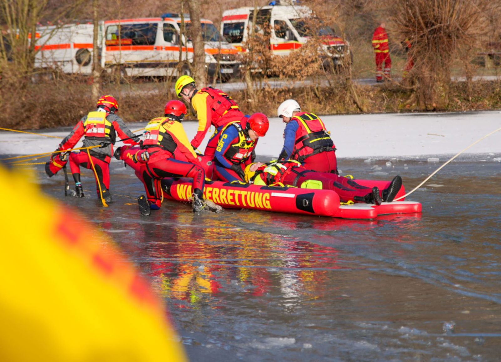 Die Wasserrettung übt einen Einsatz an einem zugefrorenen See.