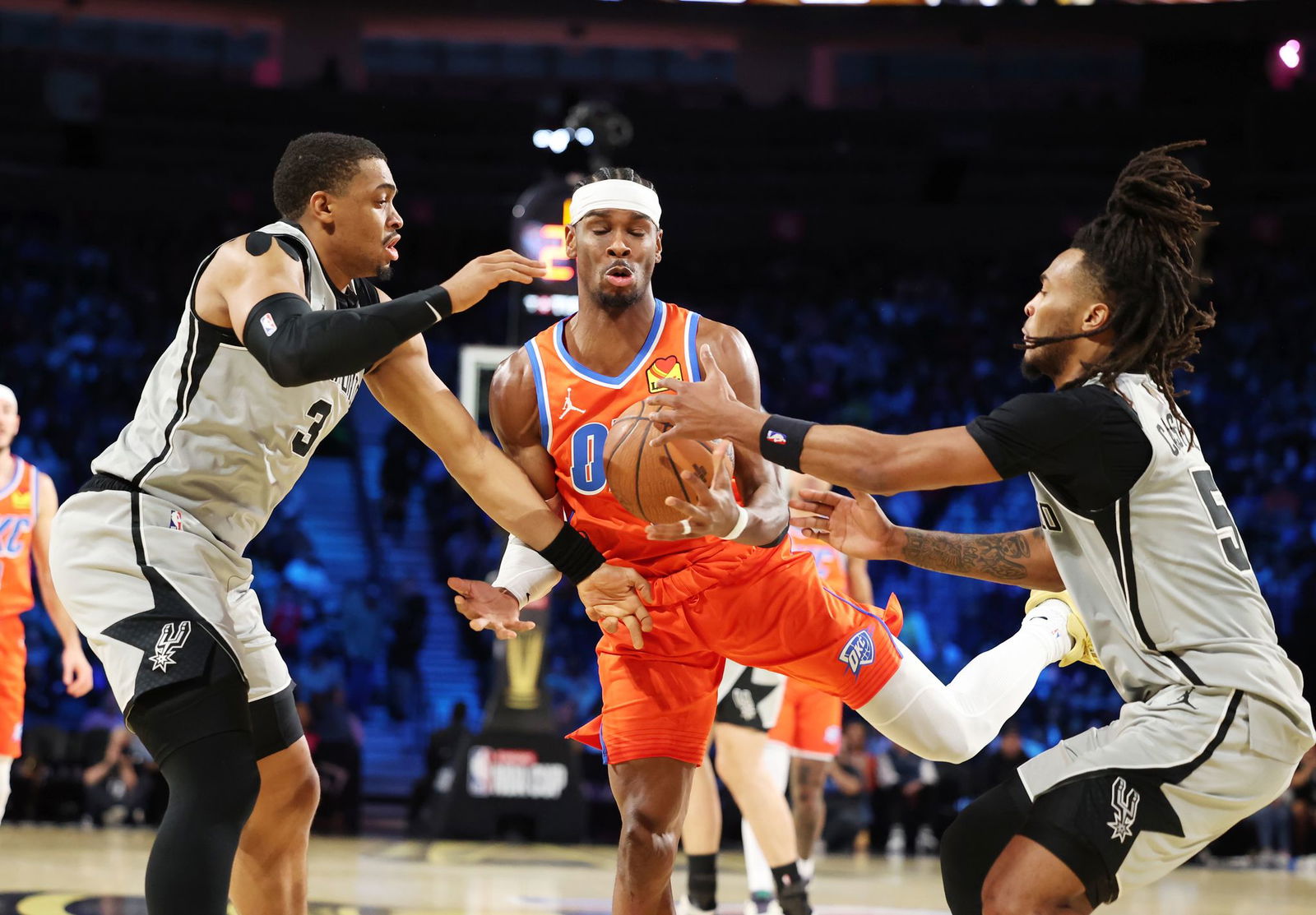 Oklahomas Superstar Shai Gilgeous-Alexander (M) kam gegen die Verteidigung der Spurs nicht zu seinem gewohnten Spiel.