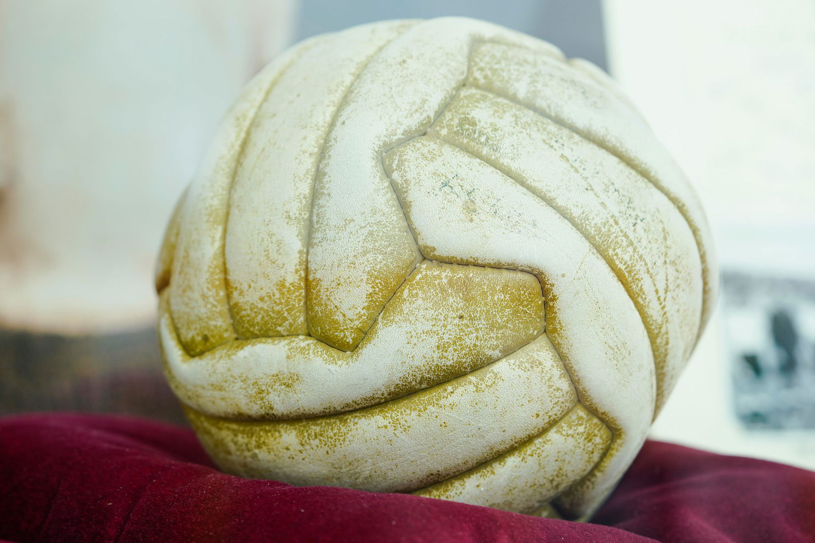 Zu den Highlight-Stücken in Speyer zählt ein Originalball der WM 1954. (Archivbild)