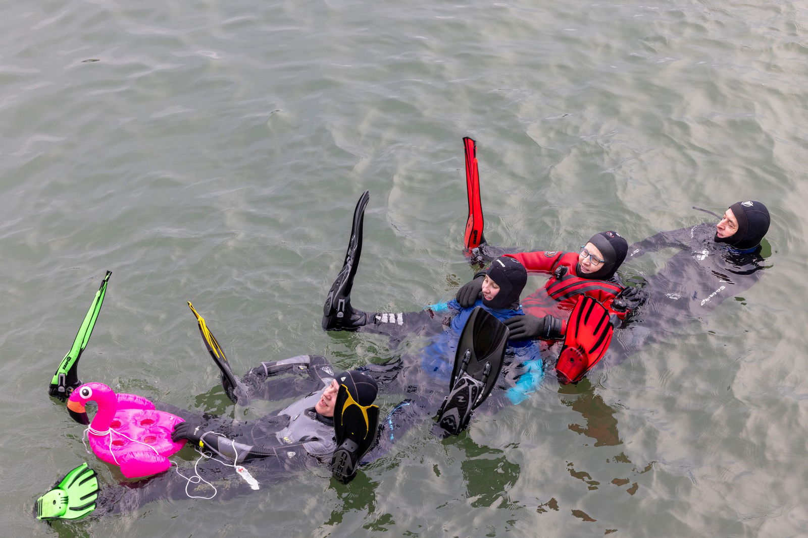Der Rhein beim Silvester-Abschwimmen ist etwa vier Grad warm.  