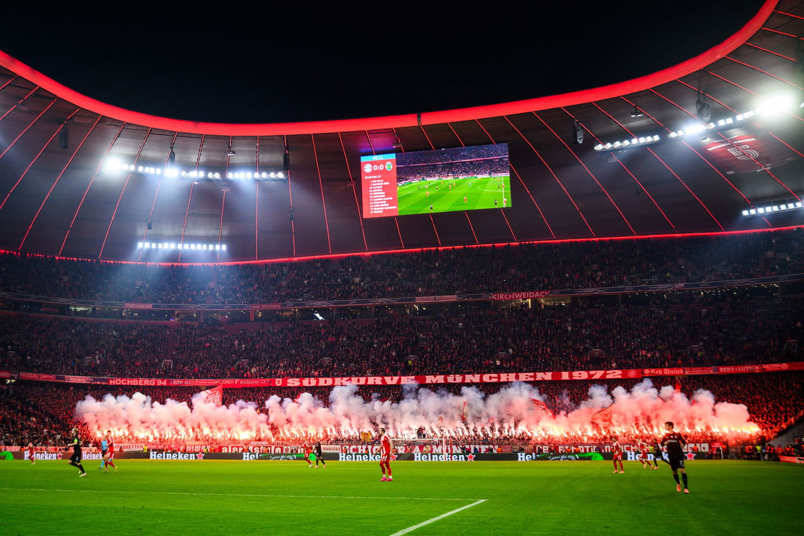 Fans des FC Bayern München zünden Pyrotechnik im Fanblock. (Archivbild)