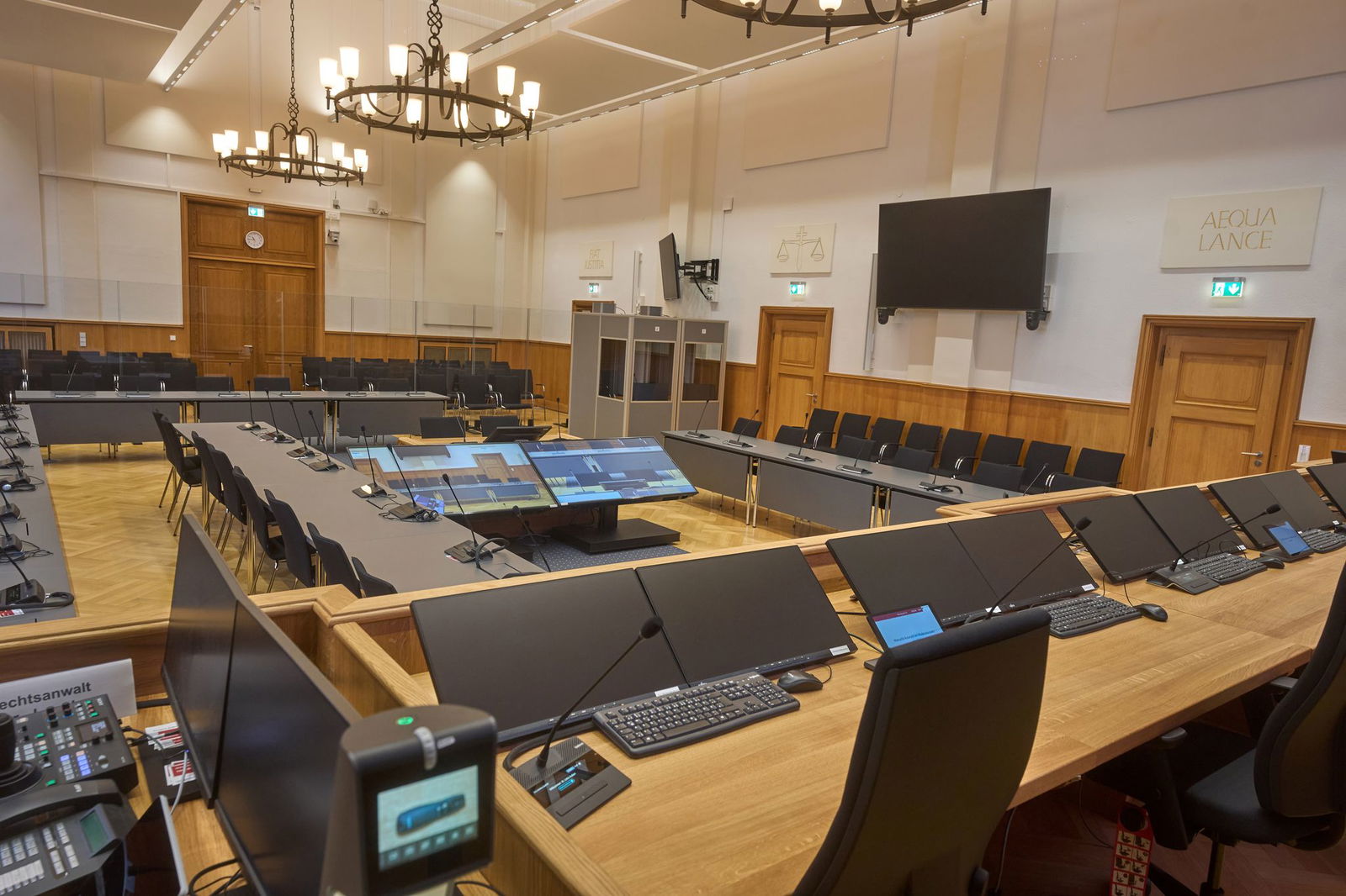 Alles neu: Die Richterbank kam aus der JVA Wittlich.