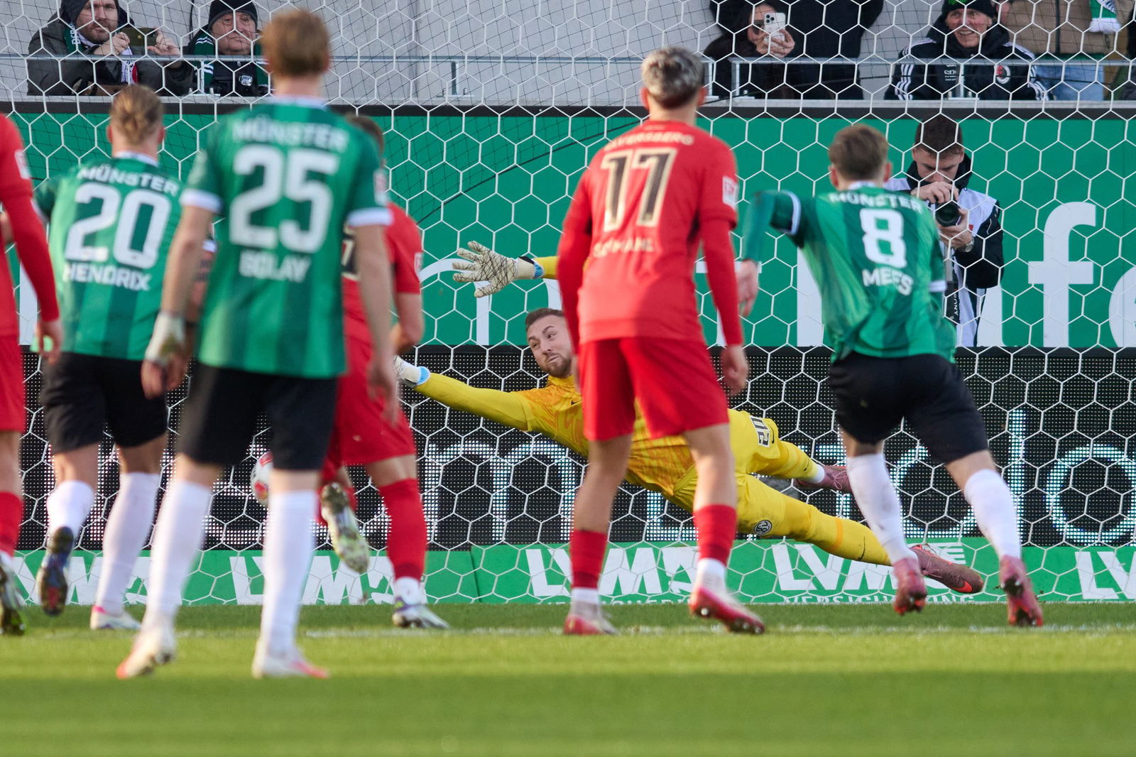 Münster scheiterte vom Punk an Torwart Nicolas Kristof. 