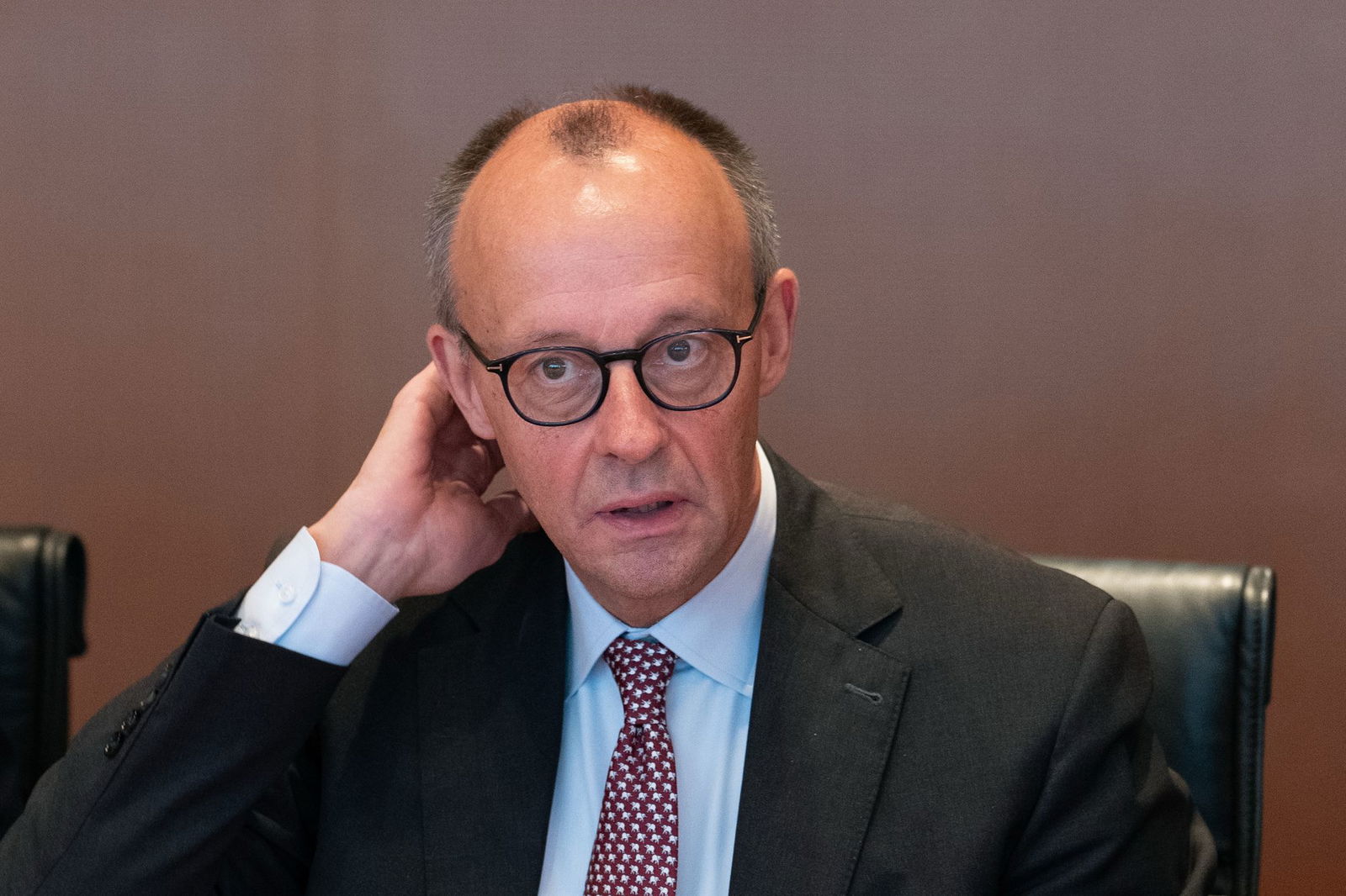Bundeskanzler Friedrich Merz wird am Dienstag am rheinland-pfälzischen Kabinettstisch Platz nehmen. (Archivfoto)