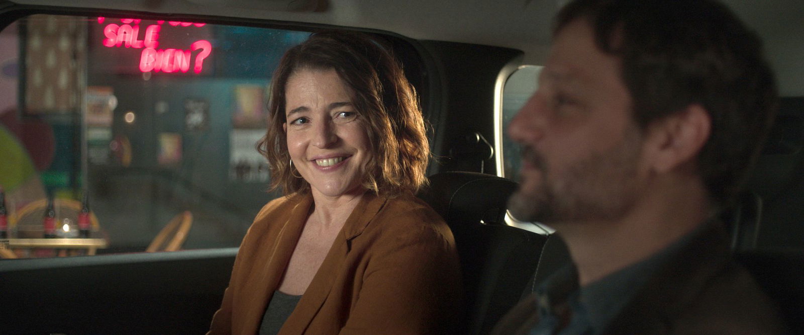  Eva (Nora Navas) und Álex (Rodrigo de la Serna) begegnen sich überraschend wieder. Szene des Films.