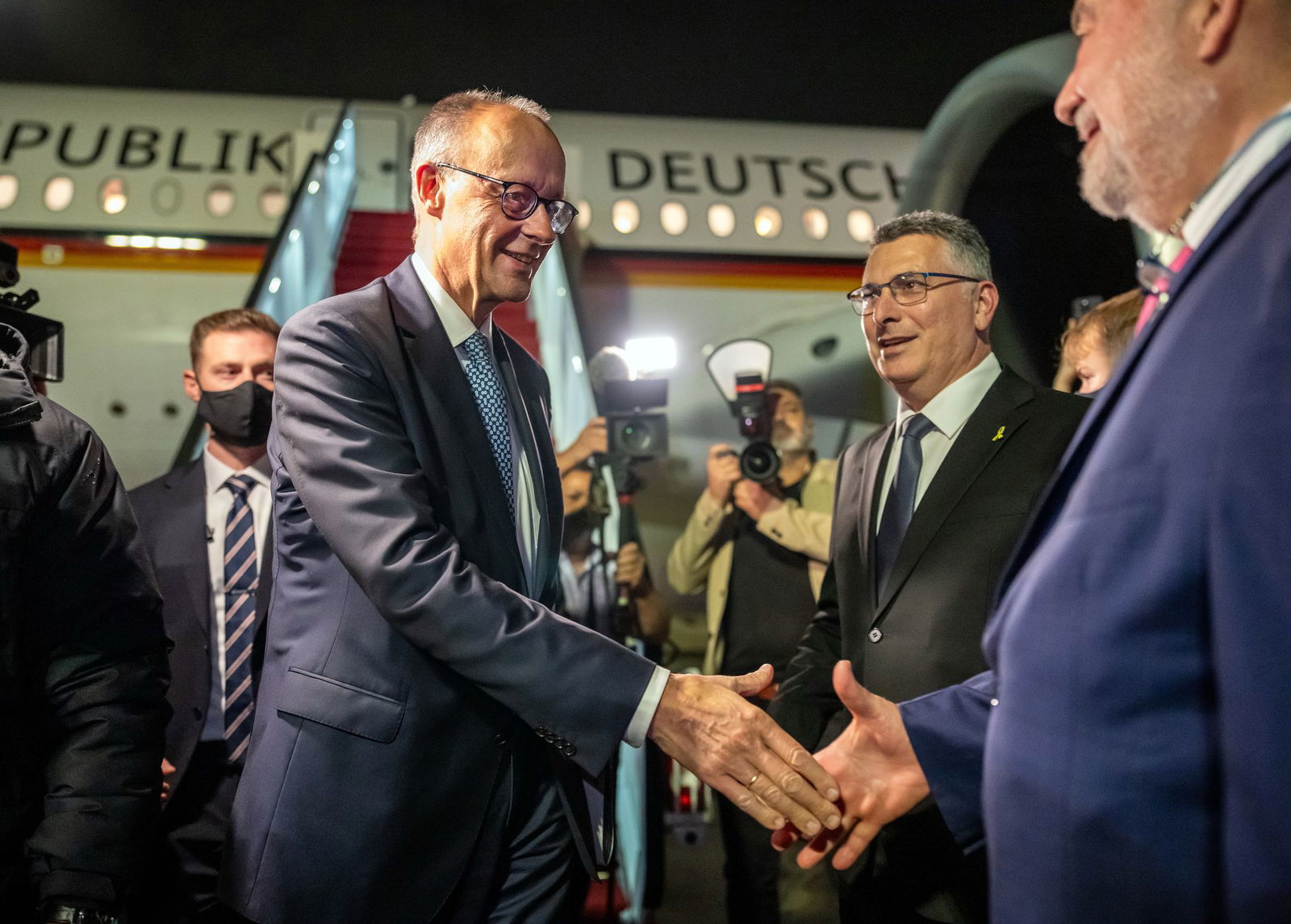 Der Kanzler ist zu seinem Antrittsbesuch in Israel eingetroffen.