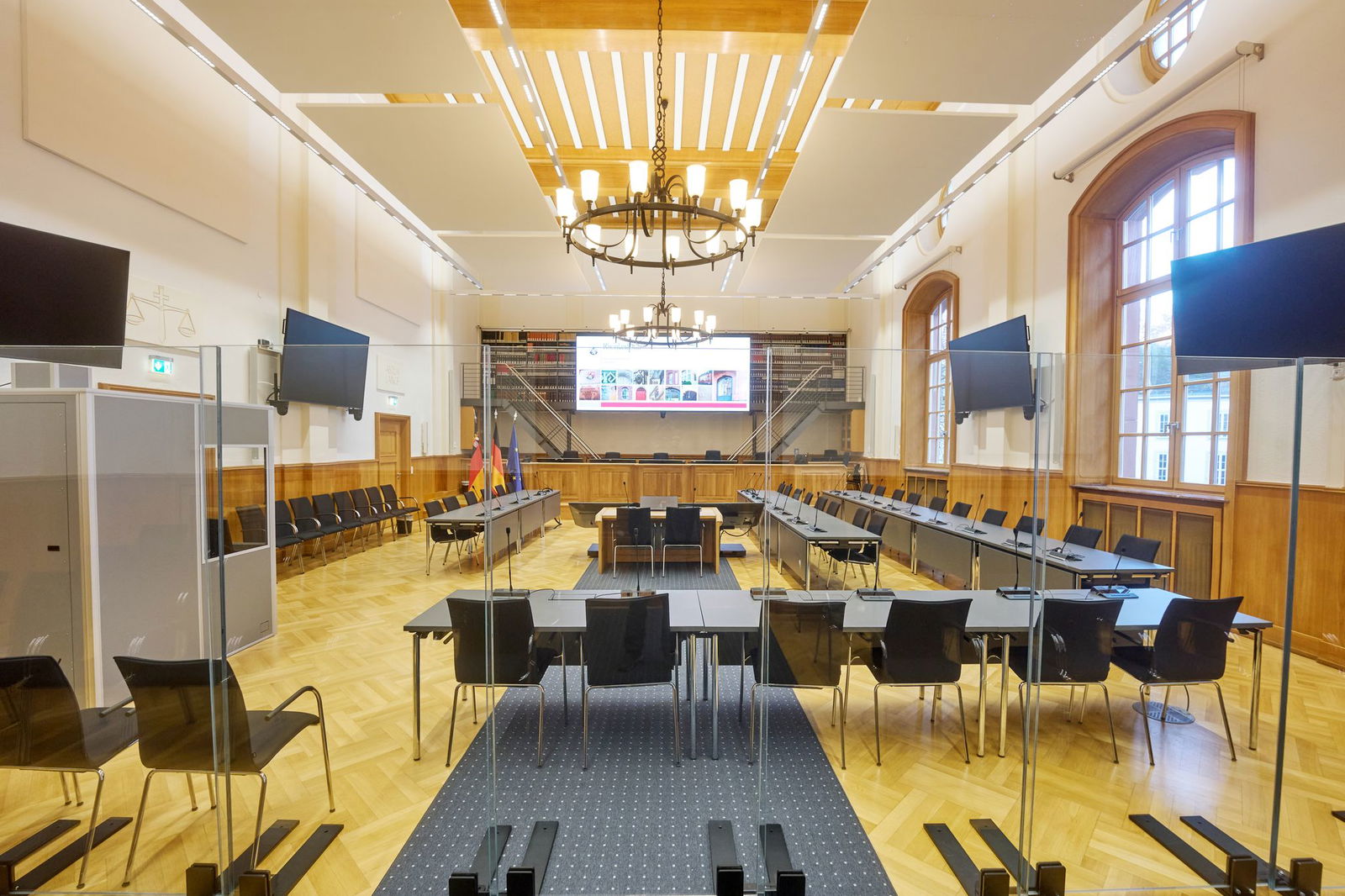 Die großen Bildschirme sollen Befragungen per Video ermöglichen.