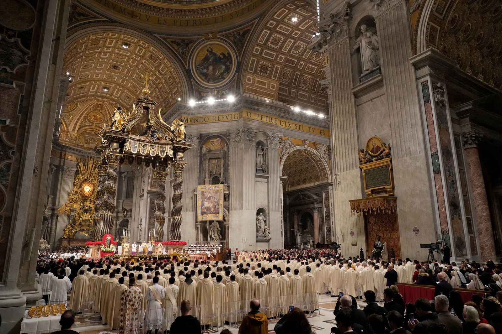 Auf dem Petersplatz verfolgten Tausende die Christmette. 