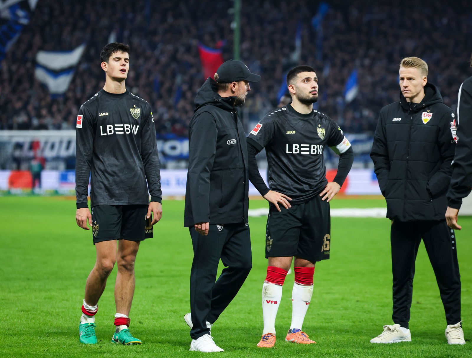Die Spieler des VfB Stuttgart stehen nach dem bitteren 1:2 in Hamburg vor der Fankurve. 