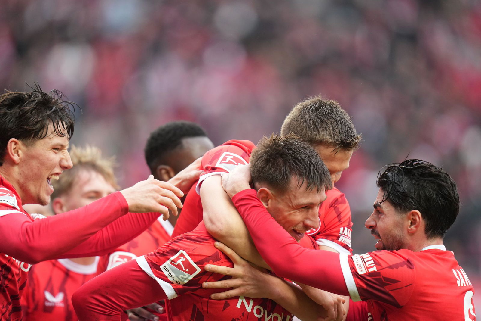 Jubel beim FCK: Mit einem Sieg gegen Dresden halten die Pfälzer Kontakt zur Tabellenspitze.