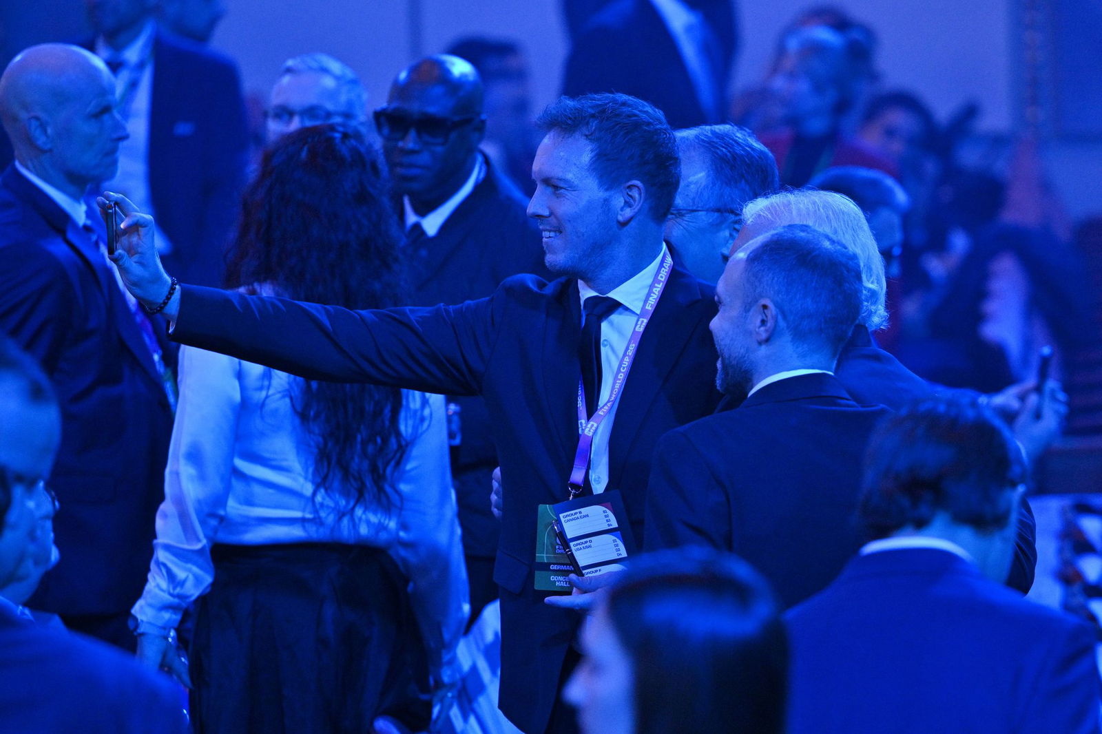 Julian Nagelsmann unterhält sich im Saal bei der WM-Auslosung. 