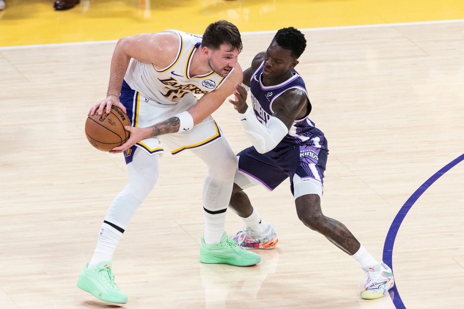 Dennis Schröder (rechts) musste sich mit Sacramento den Los Angeles Lakers und Luka Doncic klar geschlagen geben.