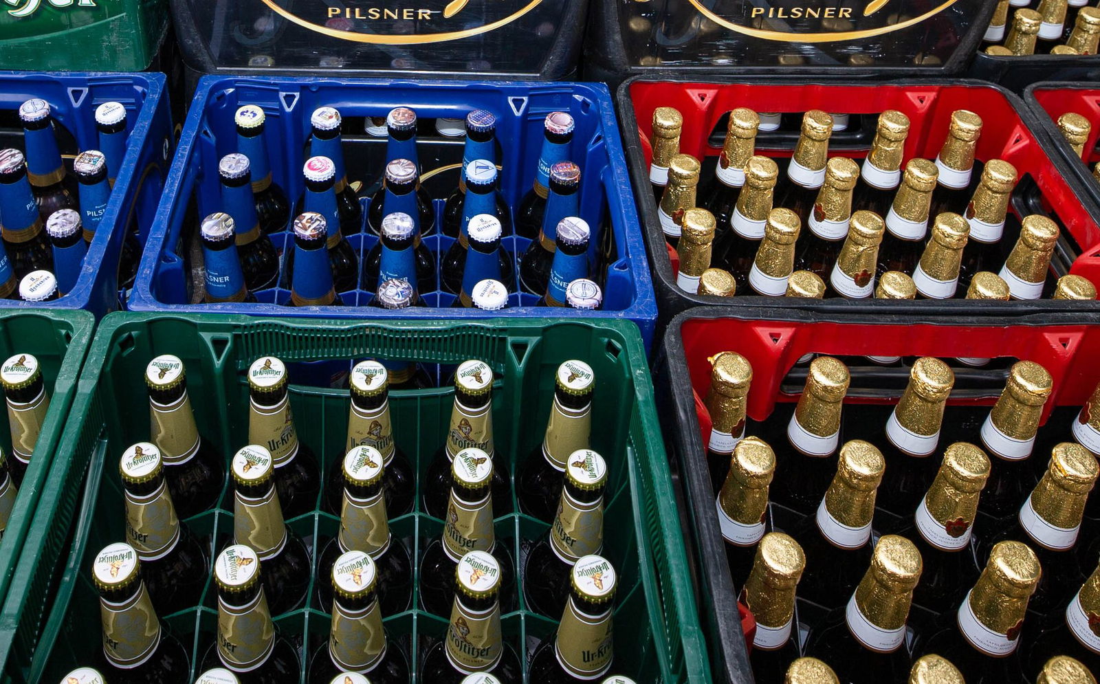 Rund 650 Bierkästen wurden auf einer Strecke von etwa 25 Metern über beide Fahrbahnen verteilt. (Symbolbild)