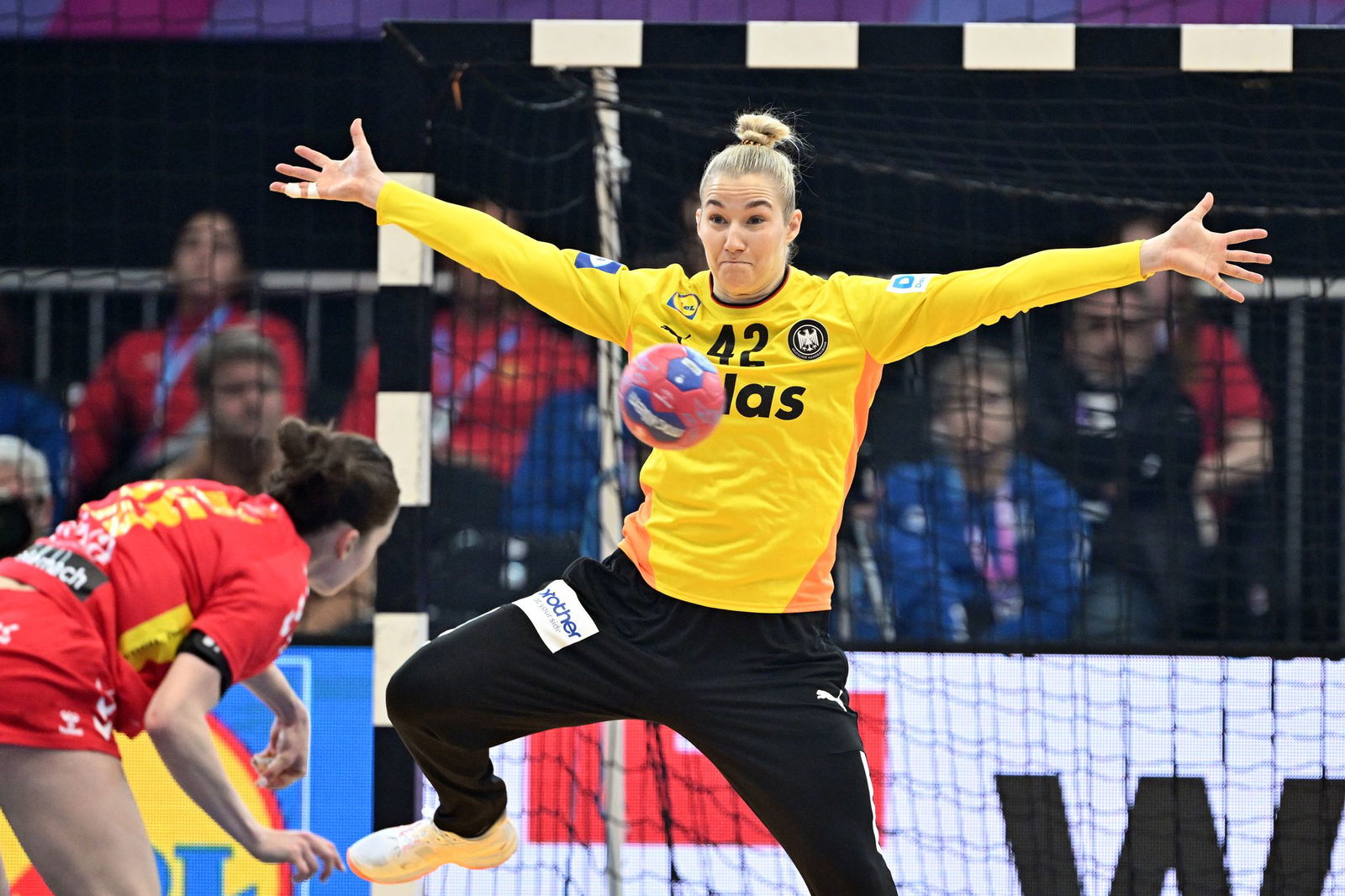 Elf Paraden und drei Treffer gegen Montenegro: Torhüterin Katharina Filter. 