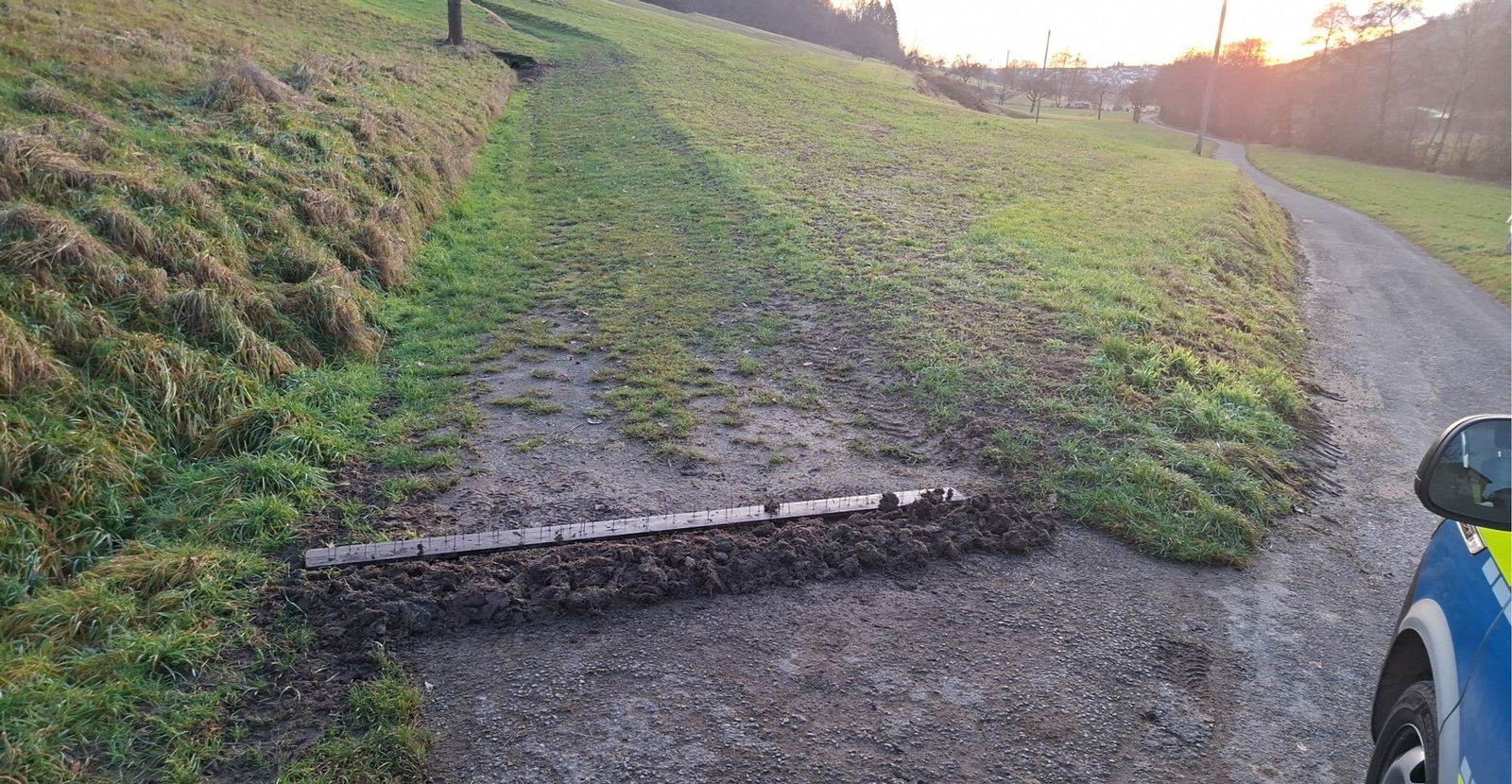 Das Nagelbrett war in Erde verbuddelt
