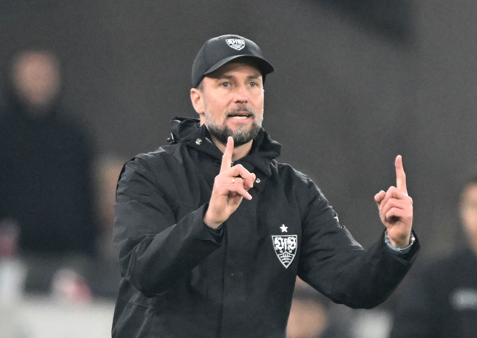 Der VfB und Trainer Sebastian Hoeneß empfangen am Samstag die Bayern. (Archivbild)