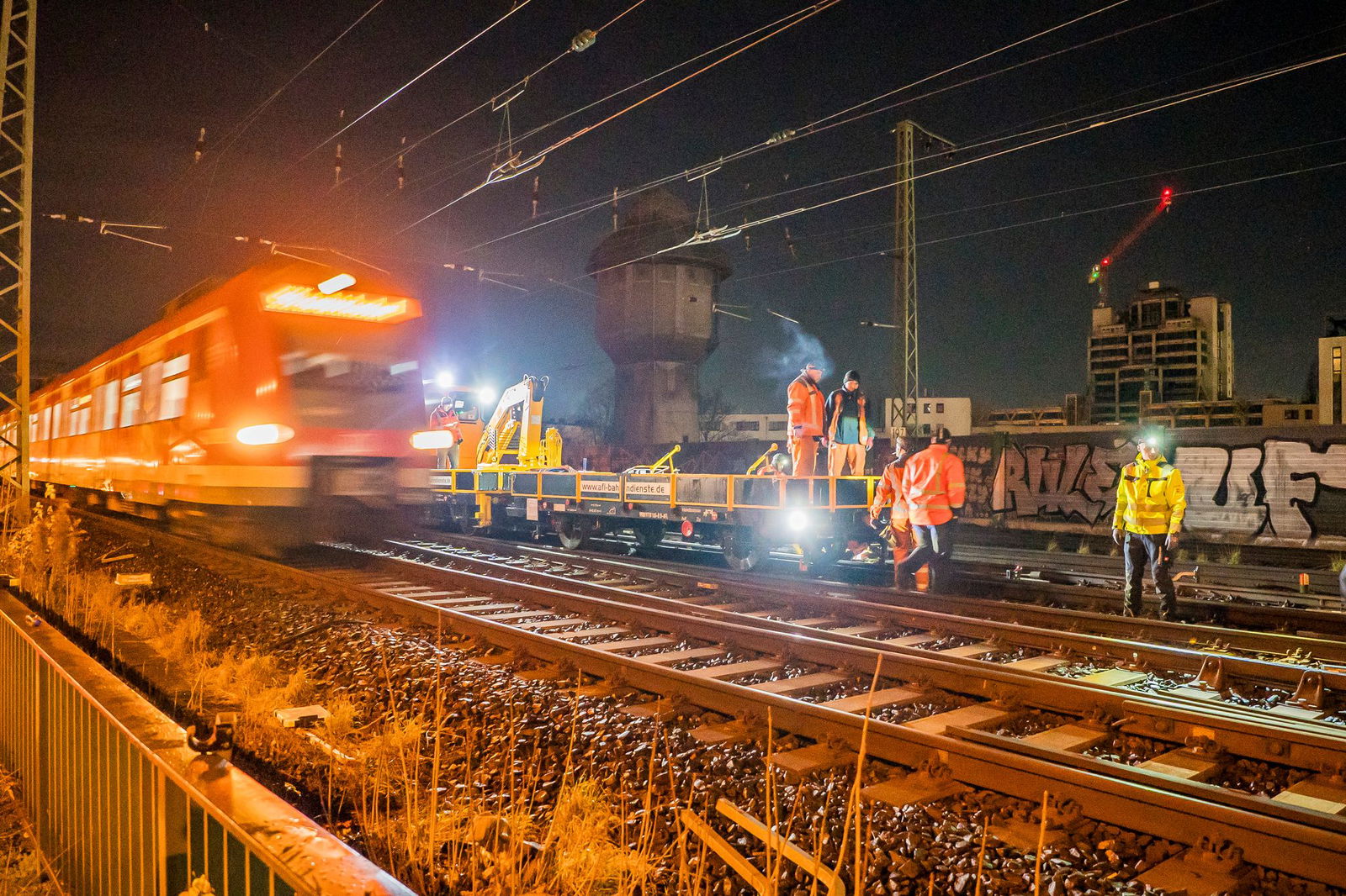 Züge mussten am Dienstag umgeleitet werden, Pendler auf Ersatzbusse ausweichen.