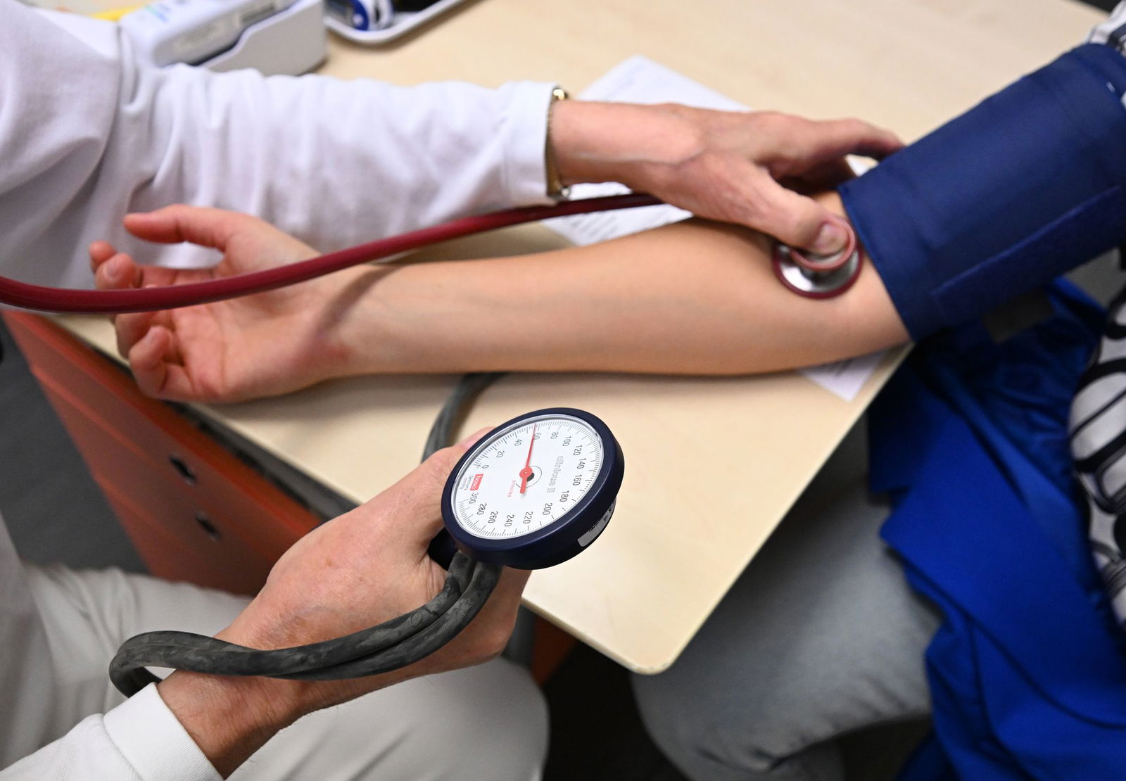 Kassenärzte-Chef Andreas Gassen fordert eine "Kontaktgebühr" bei Arztbesuchen. (Symbolbild)