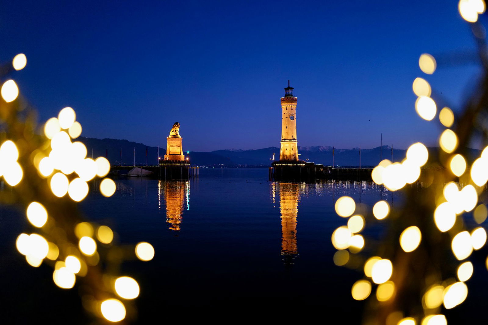 Während sich unten Besucher auf Weihnachten einstimmen, fliegt oben eine Drohne. (Symbolbild)