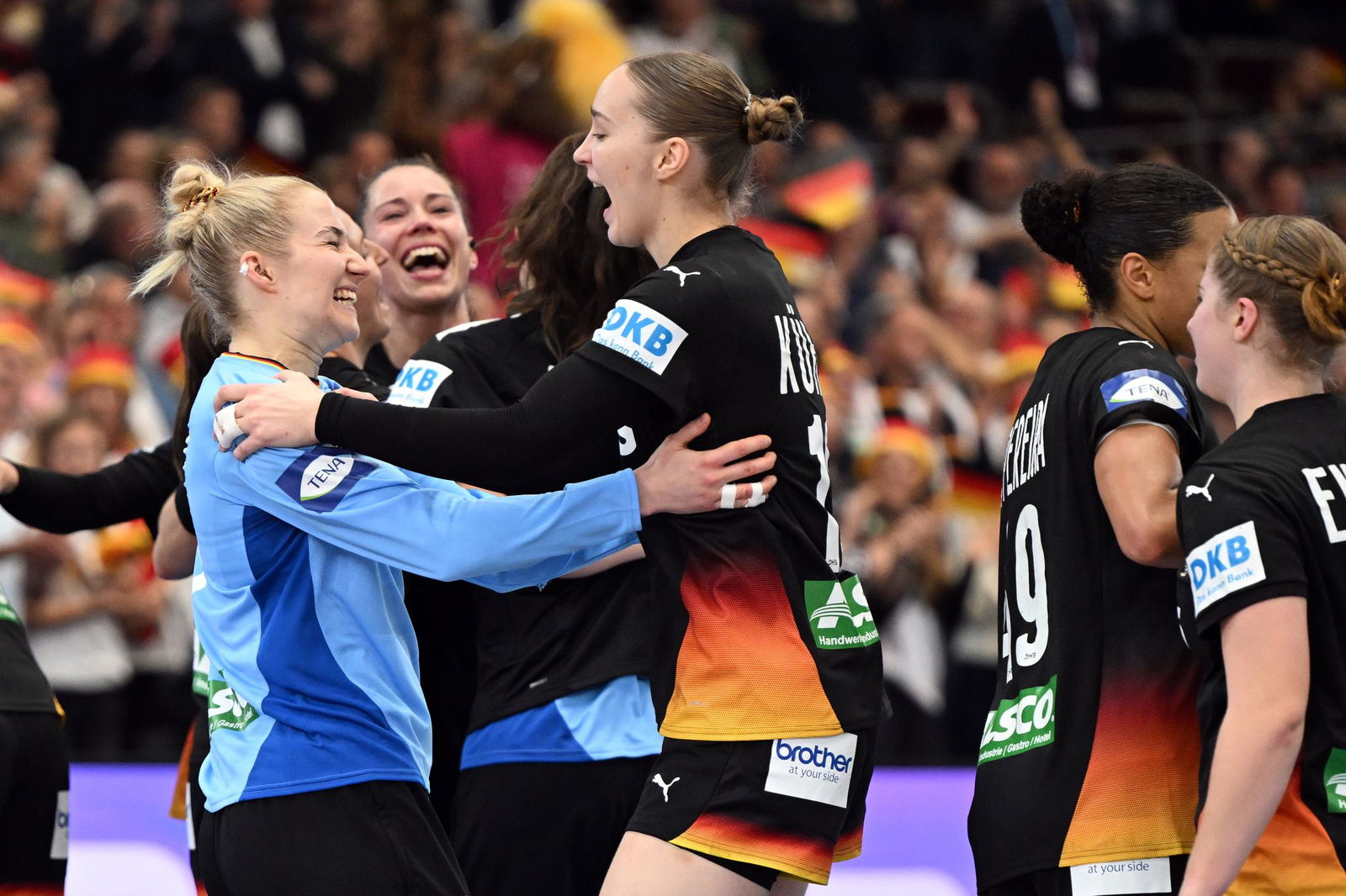 Die deutschen Handballerinnen bejubeln ihren Halbfinaleinzug. 