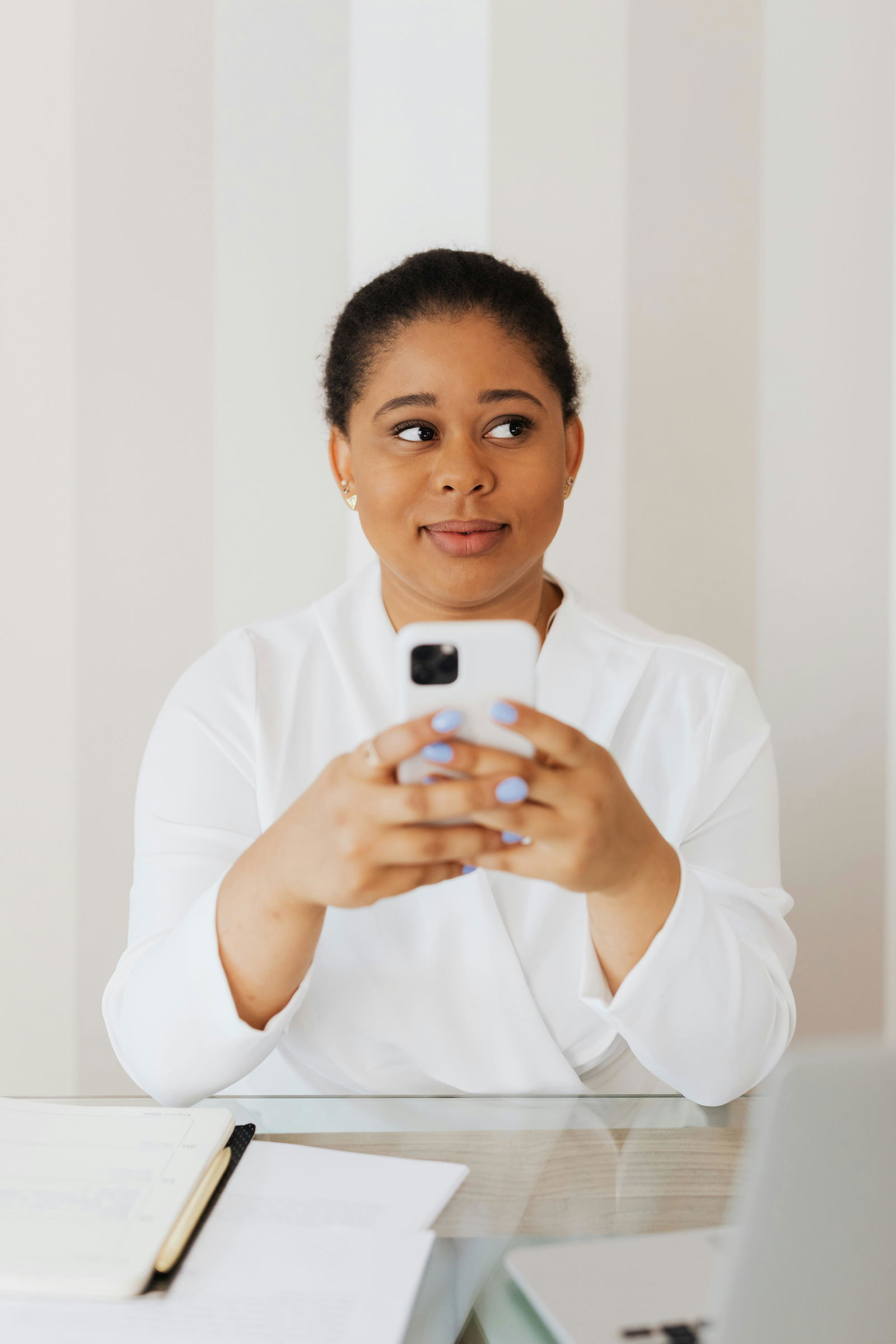 frau am handy schaut verwirrt