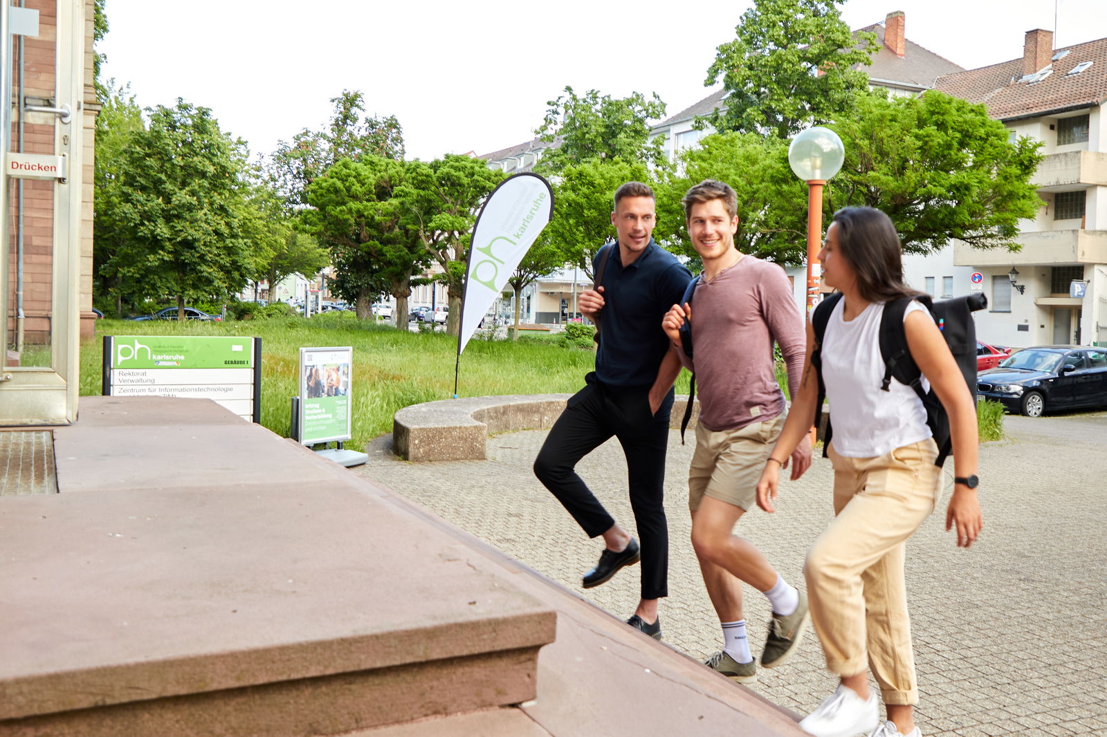 PH Karlsruhe_Studenten gehen Treppe hoch