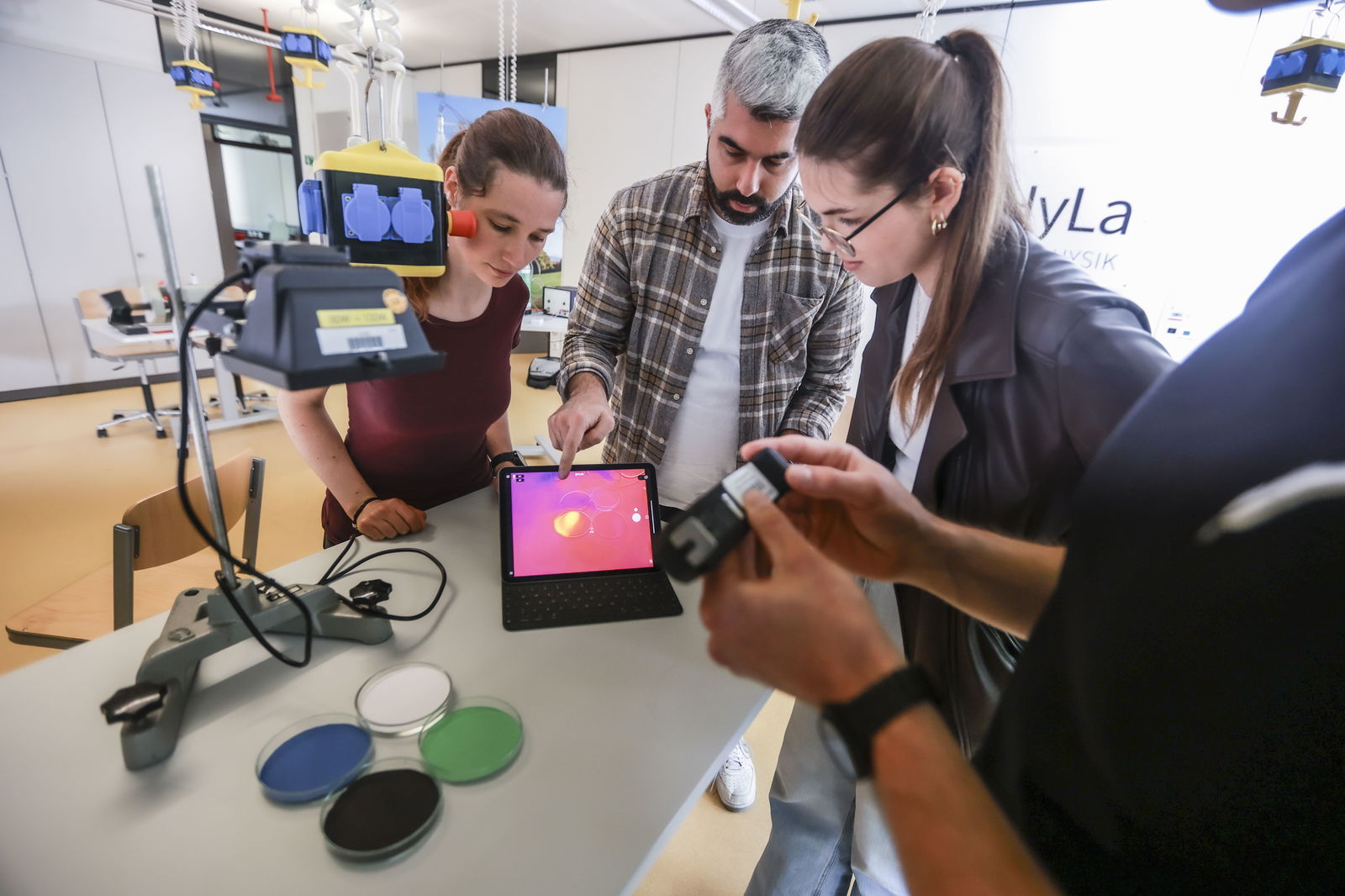 PH Karlsruhe_Studenten im Labor