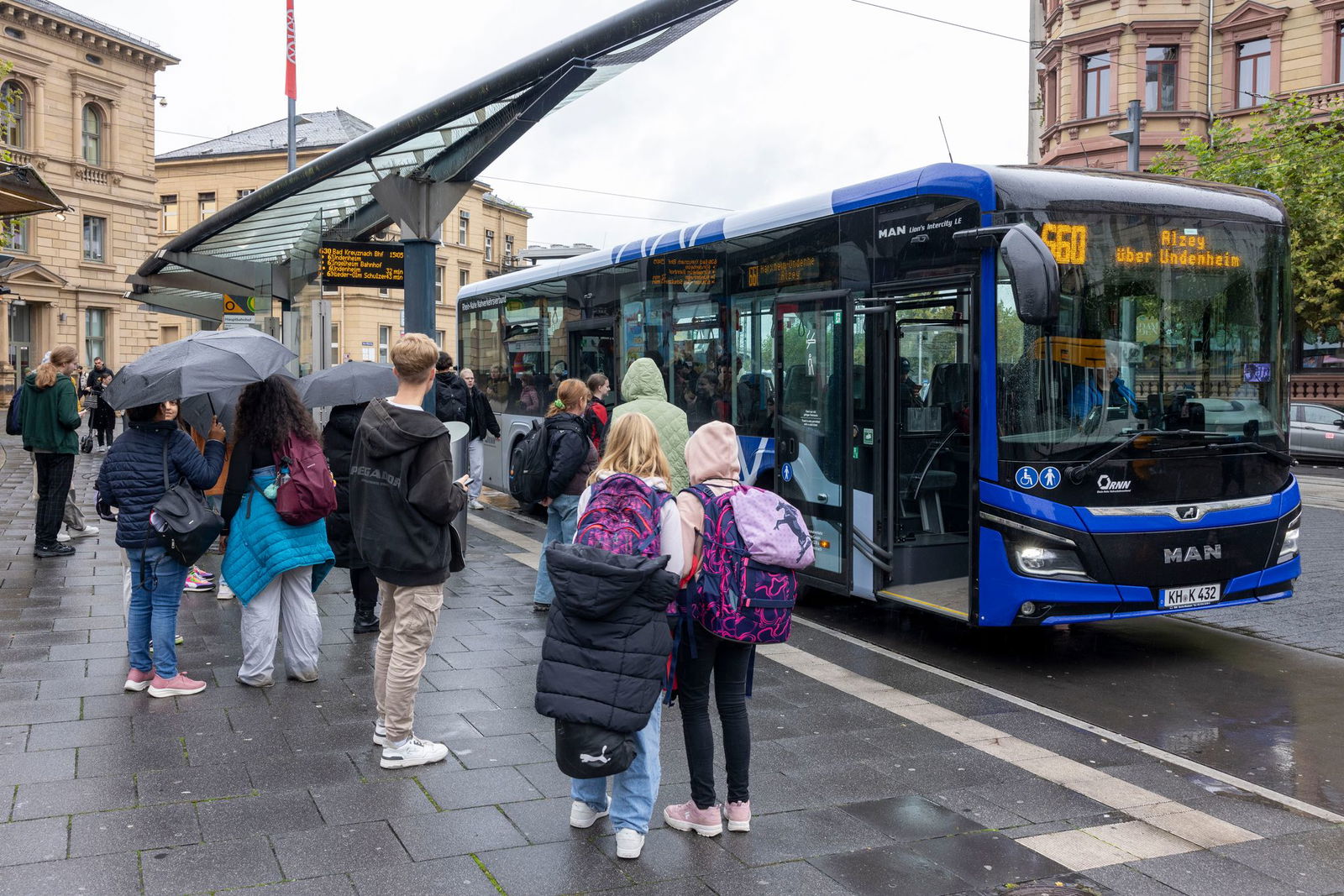 Die Regiobuslinien, die bisher an der Bemalung mit blauen Rauten erkennbar waren, werden komplett vom Land finanziert. (Archivbild)