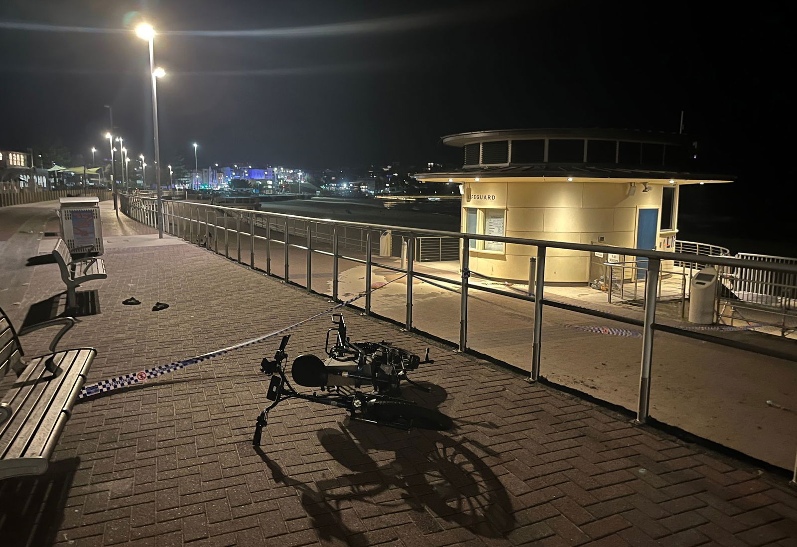 Die Panik der letzten Stunden hat Spuren hinterlassen - in der Eile zurückgelassene Flipflops liegen neben umgestürzten Fahrrädern.