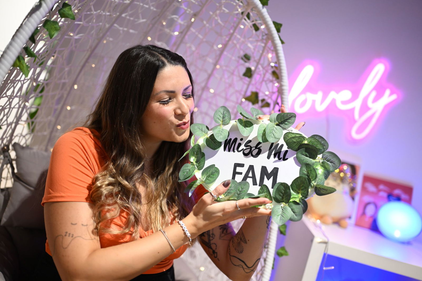 Ihr Fans schicken ihr immer wieder Sachen, mit denen sie Geräusche machen soll vor der Kamera. 