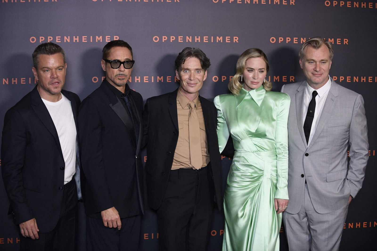 Der «Oppenheimer»-Cast mit Stars wie (von links) Matt Damon, Robert Downey Jr., Cillian Murphy und Emily Blunt. Rechts steht Regisseur Christopher Nolan. (Archivbild)
