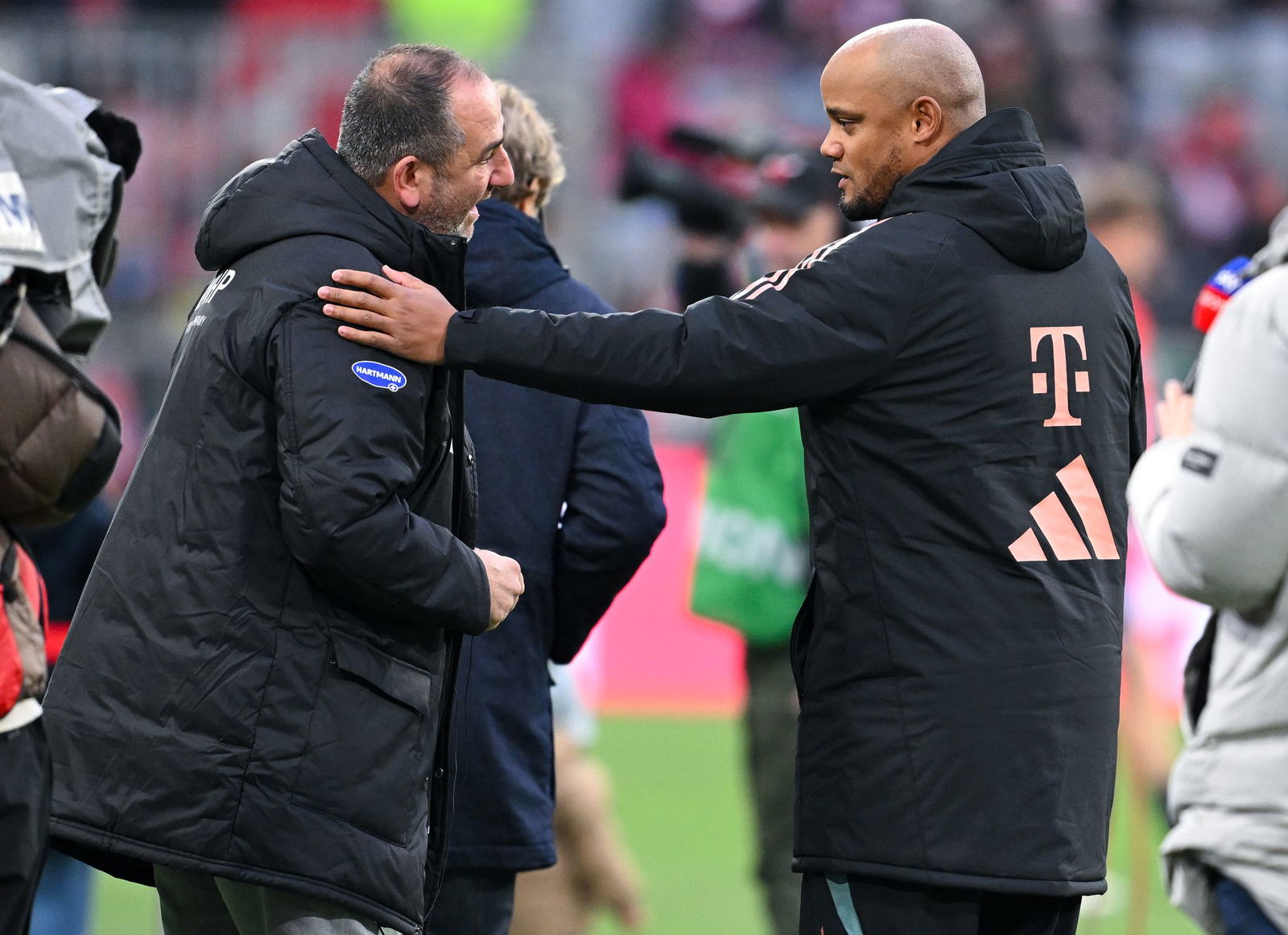 Die Heidenheimer von Trainer Frank Schmidt (l) stehen vor der schwierigsten Bundesliga-Aufgabe: Vor der Winterpause kommt der FC Bayern auf die Ostalb. (Archivbild)