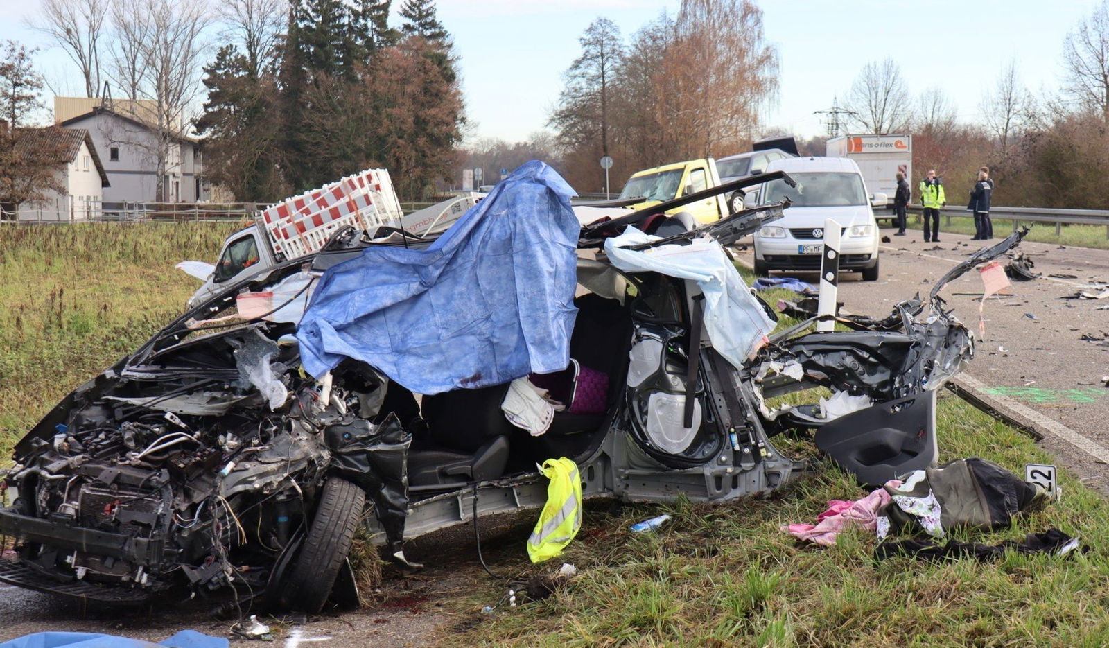 Eine Frau ist mit ihrem Wagen bei Ubstadt-Weiher in den Gegenverkehr geraten und gestorben.