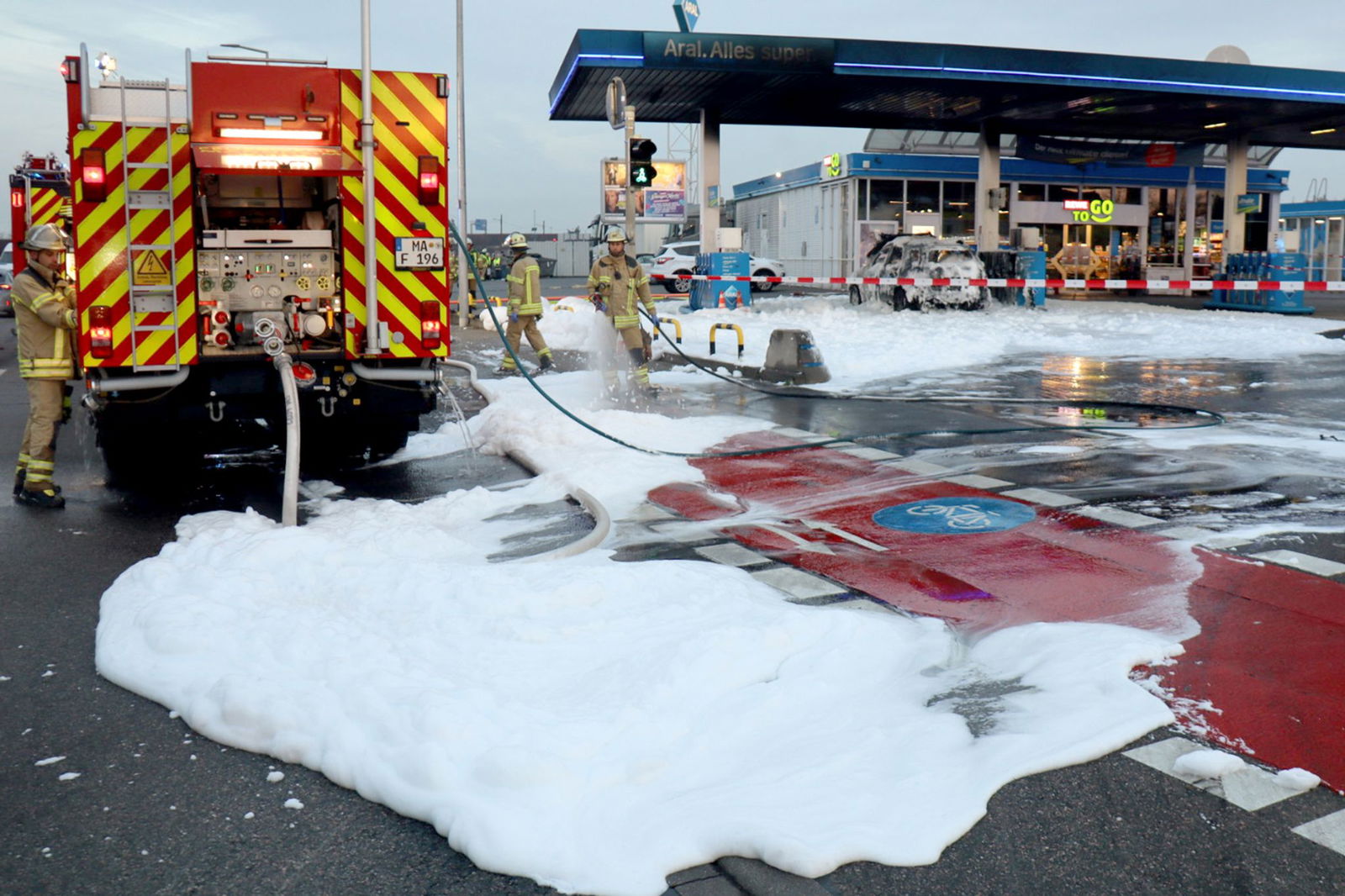 Bei dem Brand an einer Tankstelle wurde laut Polizei niemand verletzt.