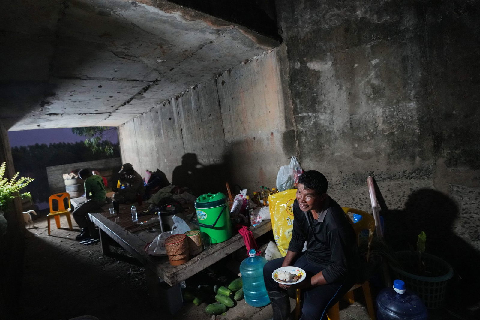 Thailändische Einwohner suchen Schutz vor Kämpfen an der Grenze zu Kambodscha in einem Schutzraum. (Foto aktuell)