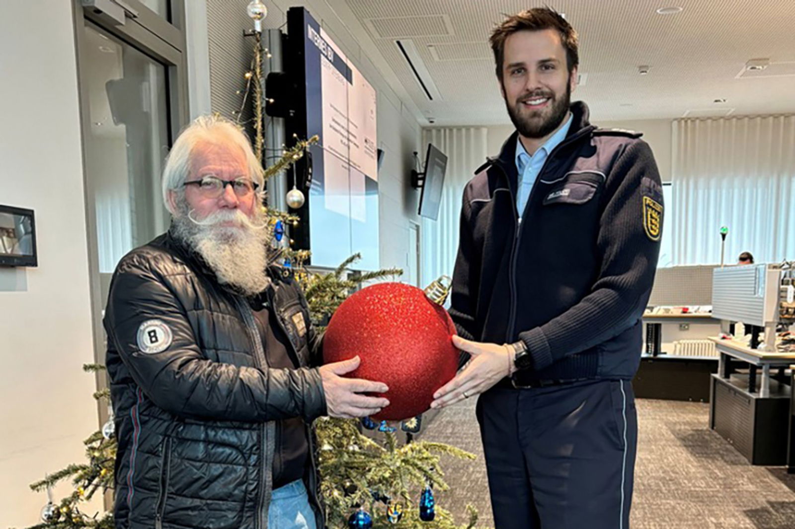 Die vermeintlich gestohlene Weihnachtskugel kehrte zum Besitzer zurück.
