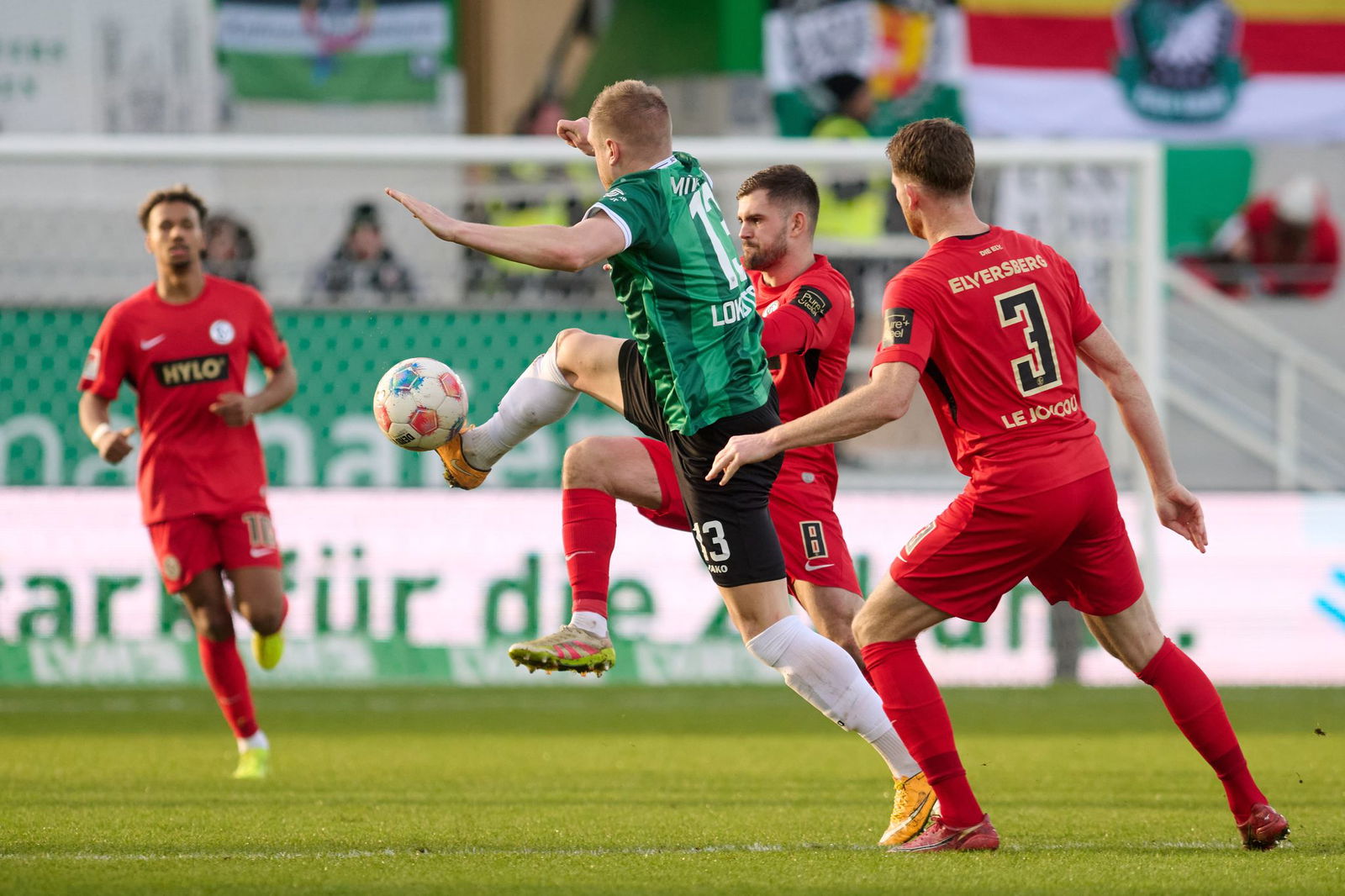 Lars Lokotsch (Preußen Münster) und Florian Le Joncour (SV 07 Elversberg) in Aktion.