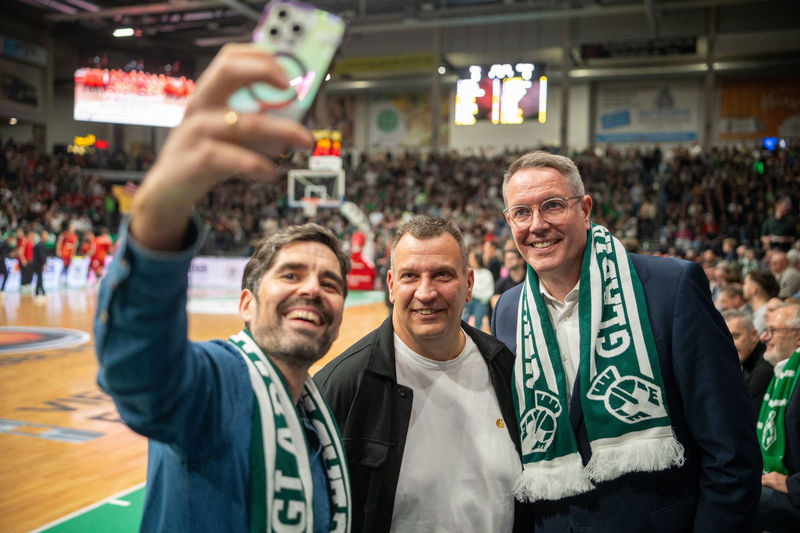 Ministerpräsident Alexander Schweitzer (r) ist ein Basketballfan und hat früher selbst gespielt. (Archivbild)