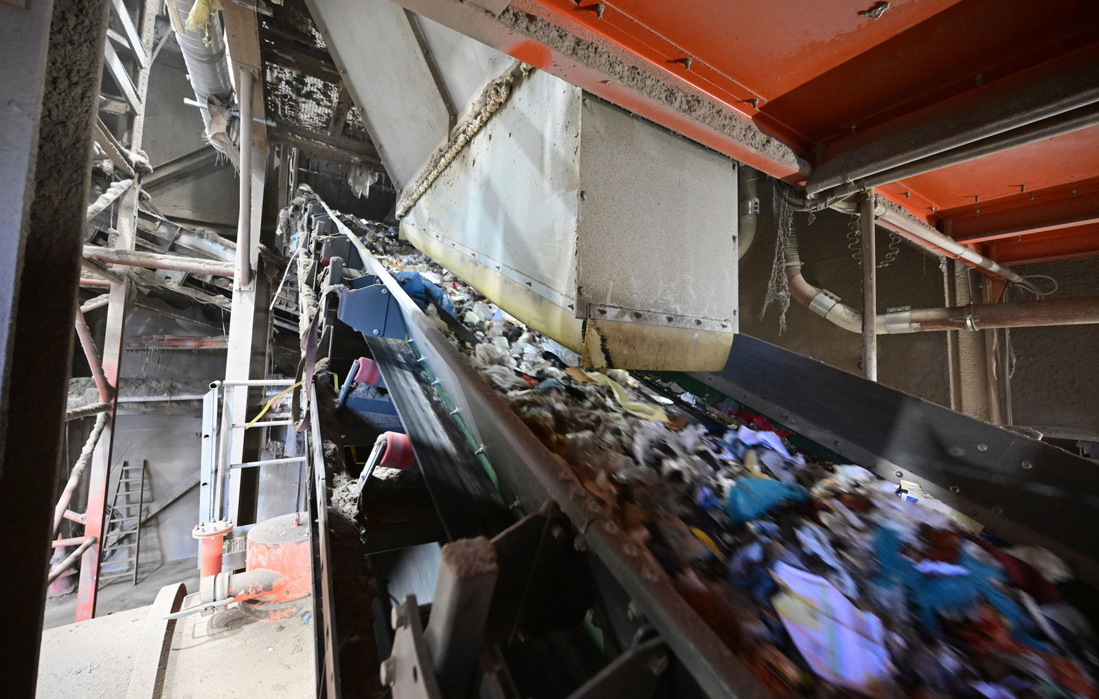 Der Bundesverband der Deutschen Entsorgungs-, Wasser- und Kreislaufwirtschaft (BDE) geht von bundesweit rund 30 Bränden pro Tag auf Recyclinghöfen aus – Tendenz steigend.