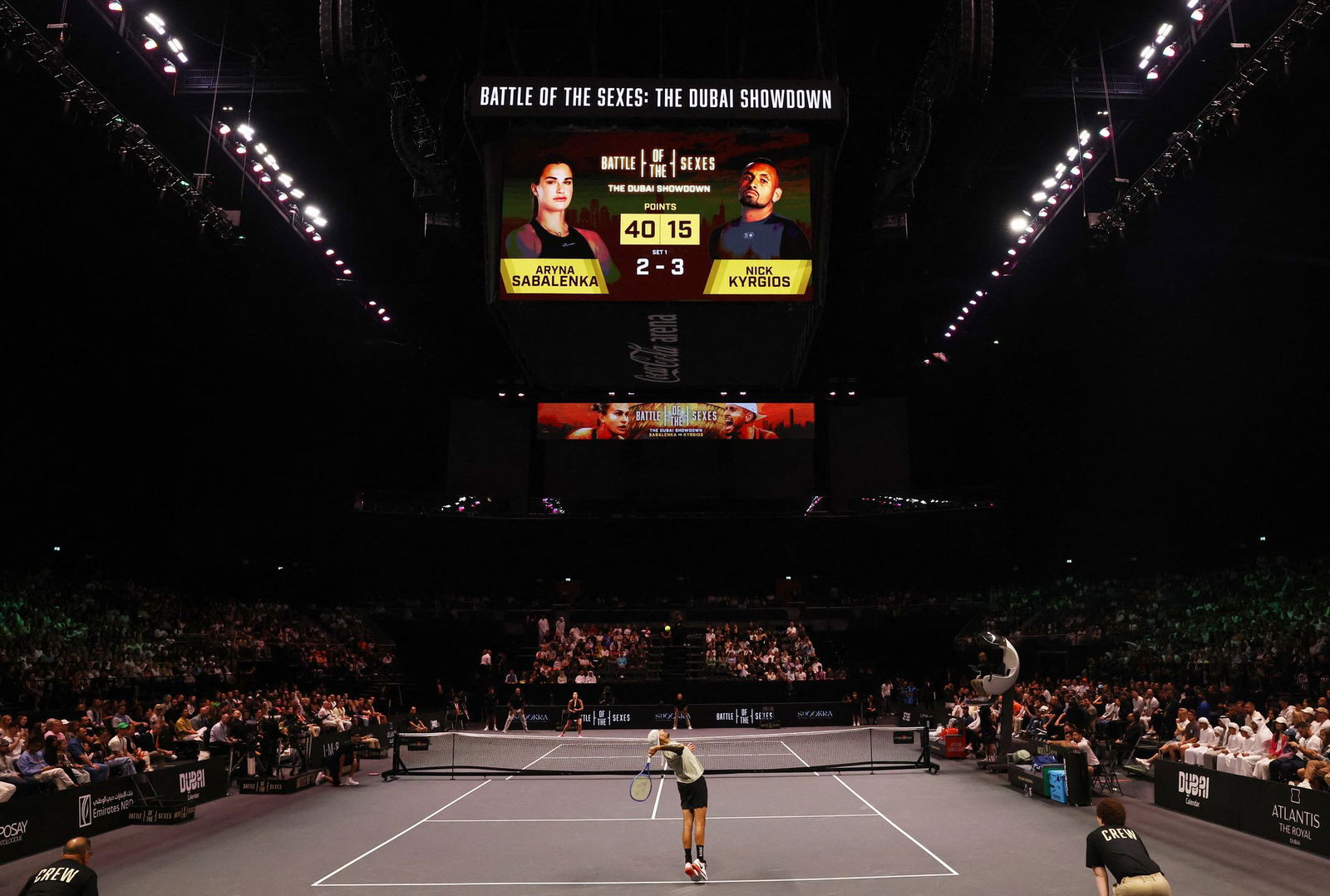 Nick Kyrgios beim Aufschlag im Battle of the Sexes gegen Aryna Sabalenka.