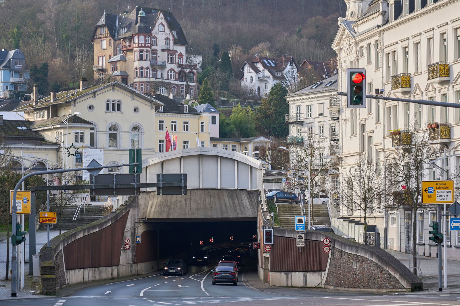 Der Malbergtunnel in Bad Ems im Rhein-Lahn-Kreis wird künftig von der neuen Tunnel- und Verkehrszentrale überwacht.
