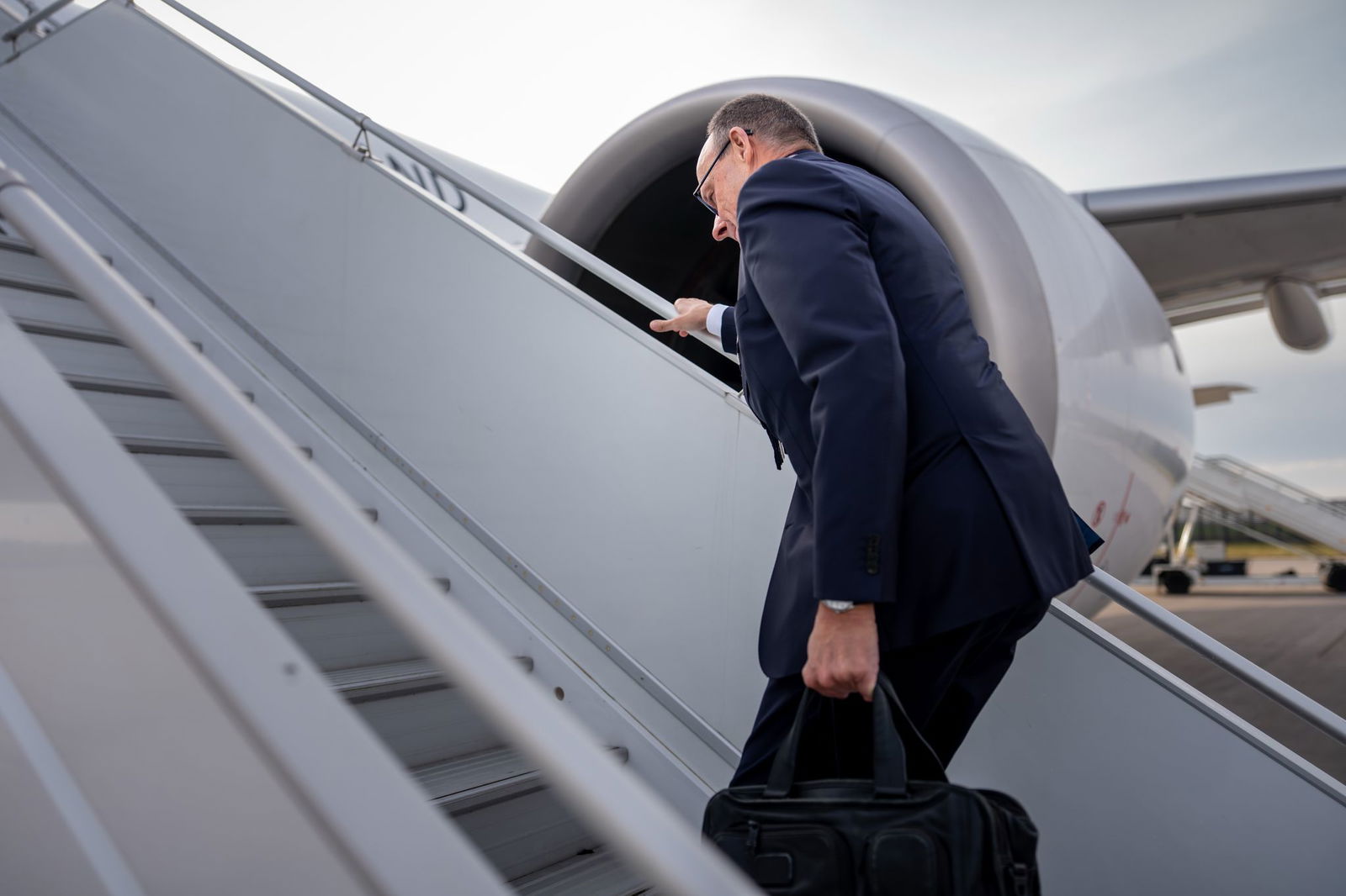 Merz beginnt seine Reise nach Jordanien. 