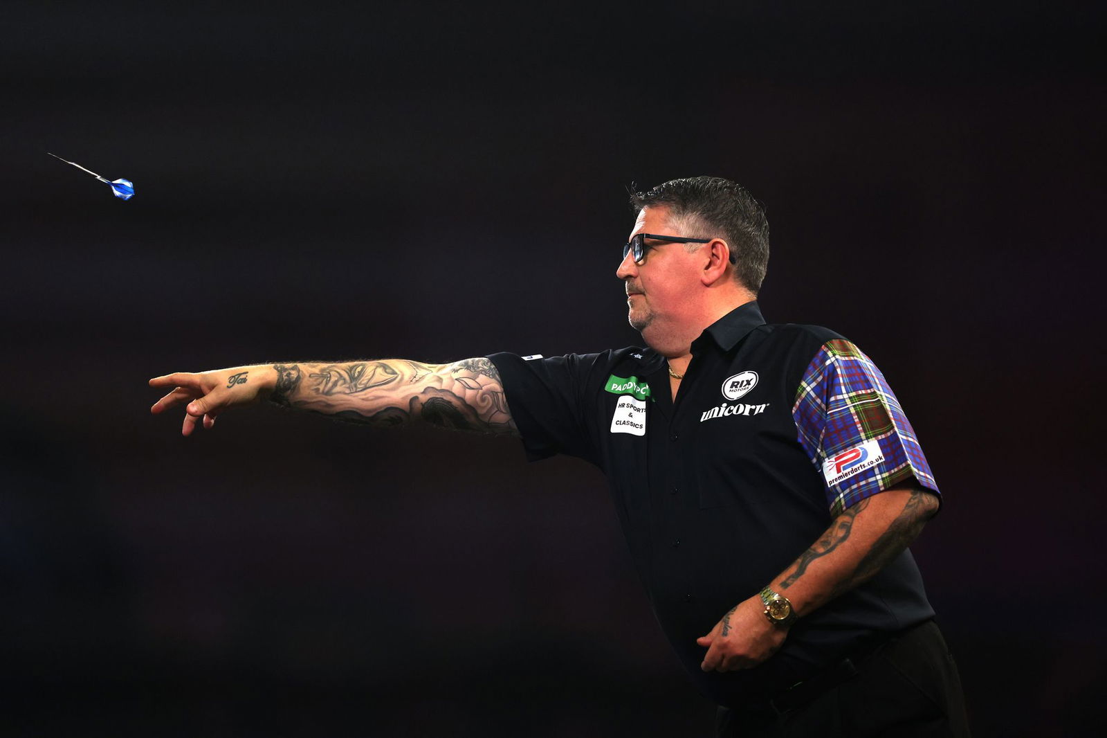 Gary Anderson beim Duell der beiden Giganten.