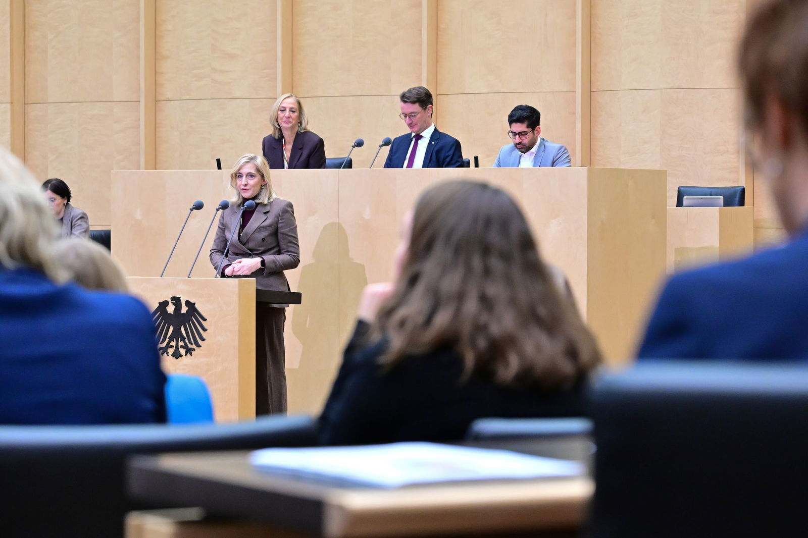 Ministerin Nina Warken will den Druck für Beitragserhöhungen vermindern.