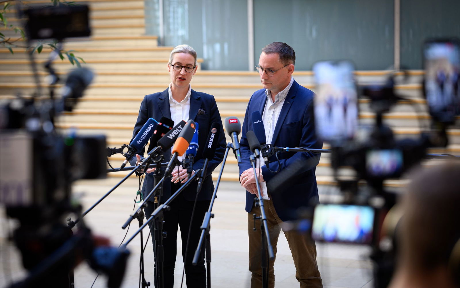 Die AfD wird vorerst vom Bundesamt für Verfassungsschutz weiter als rechtsextremistischer Verdachtsfall eingestuft. (Archivbild)