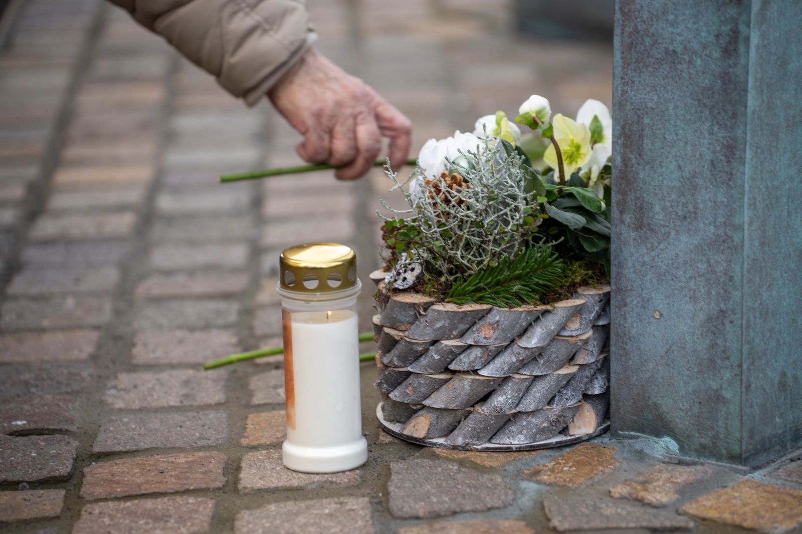 An der zentralen Gedenkstätte haben sich etliche Menschen versammelt.